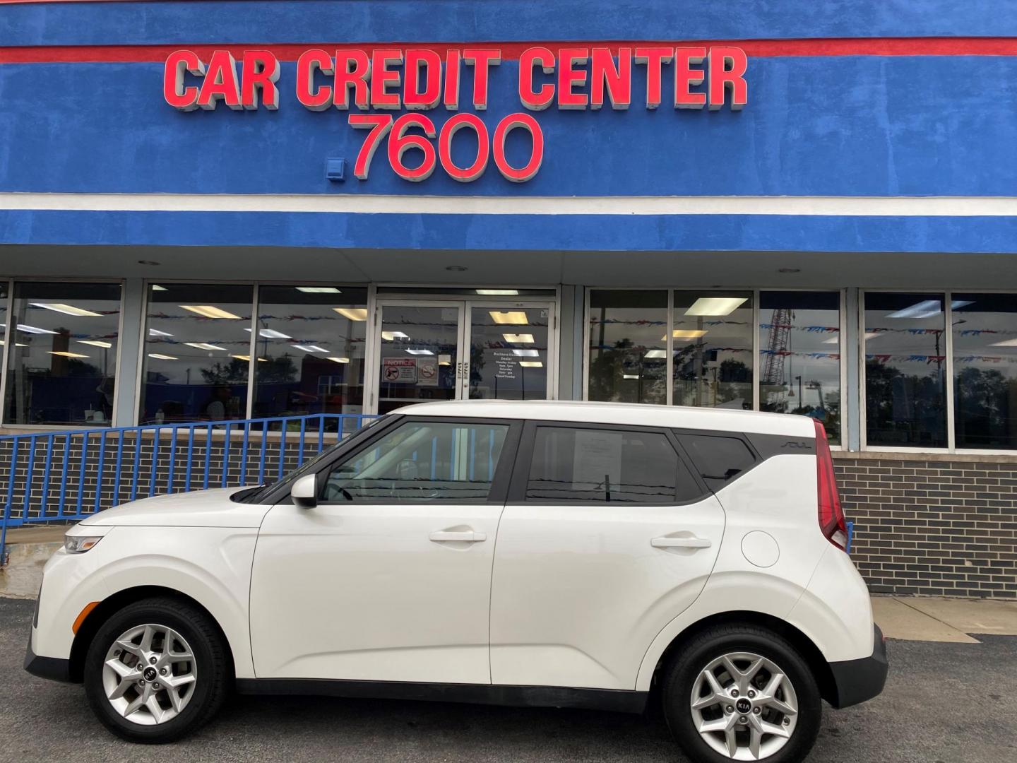 2020 WHITE Kia Soul S (KNDJ23AU2L7) with an 2.0L L4 DOHC 16V engine, CVT transmission, located at 7600 S Western Ave., Chicago, IL, 60620, (773) 918-3980, 0.000000, 0.000000 - Photo#0