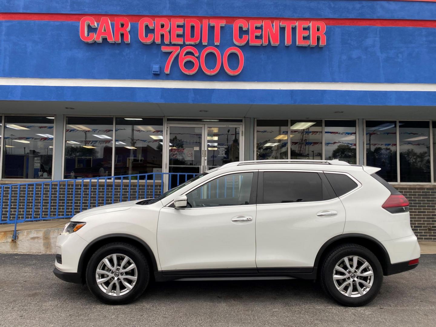 2020 WHITE Nissan Rogue SL FWD (KNMAT2MT2LP) with an 2.5L L4 DOHC 16V engine, CVT transmission, located at 7600 S Western Ave., Chicago, IL, 60620, (773) 918-3980, 0.000000, 0.000000 - Photo#0