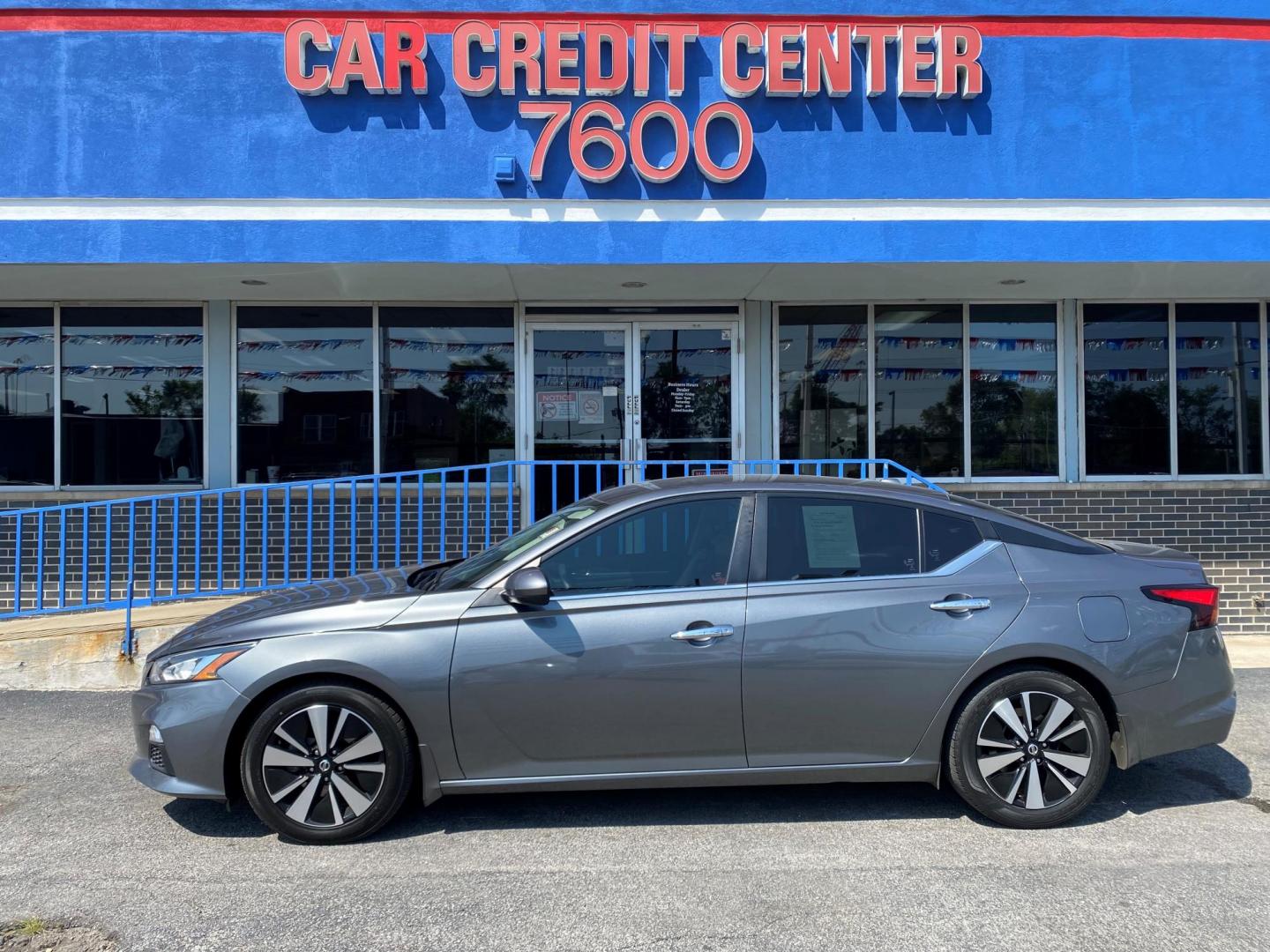 2022 GRAY Nissan Altima 2.5 SV (1N4BL4DV2NN) with an 2.5L L4 DOHC 16V engine, CVT transmission, located at 7600 S Western Ave., Chicago, IL, 60620, (773) 918-3980, 0.000000, 0.000000 - Photo#0