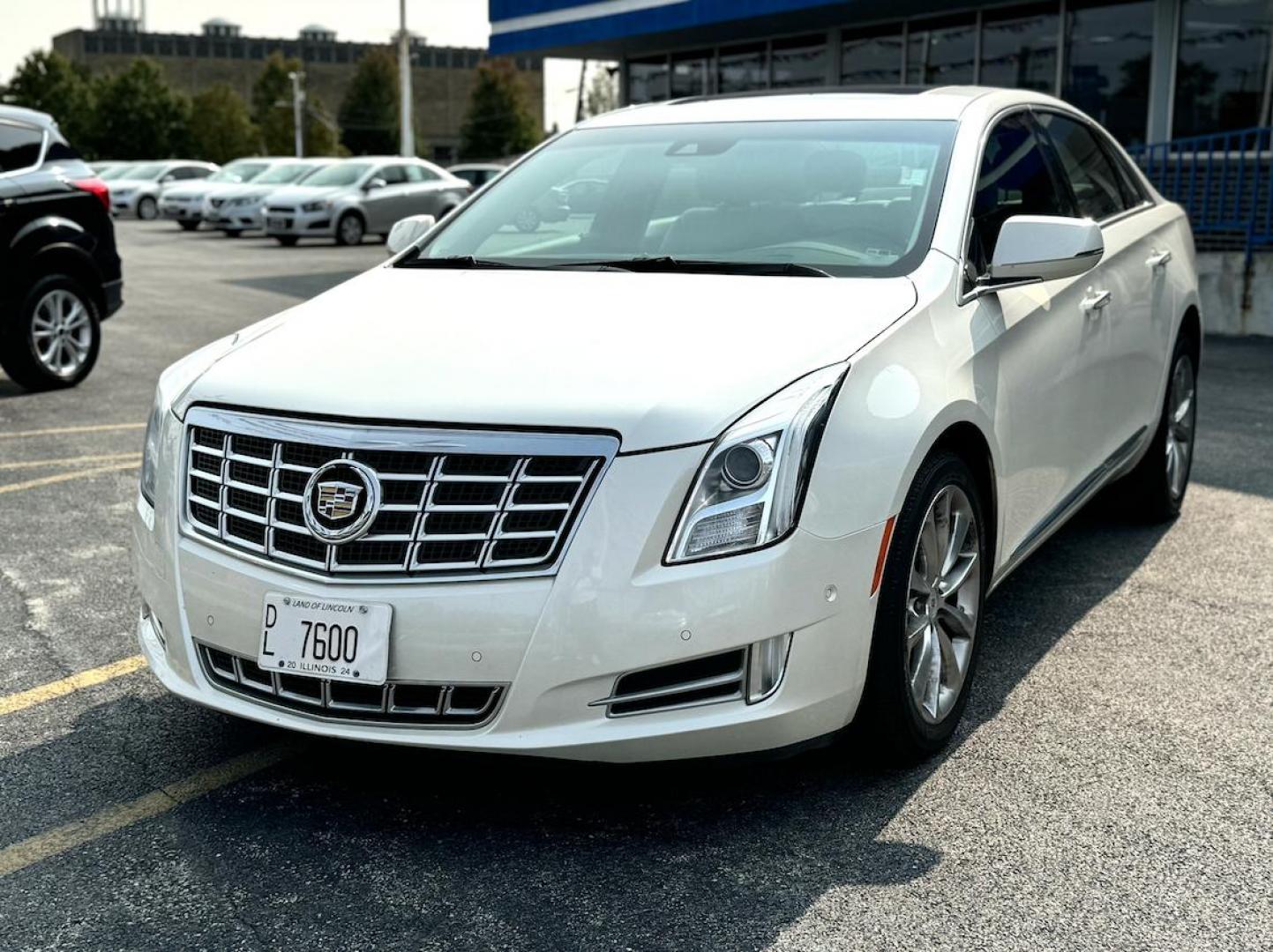 2014 WHITE Cadillac XTS Luxury FWD (2G61M5S36E9) with an 3.6L V6 DOHC 24V engine, 6-Speed Automatic transmission, located at 7600 S Western Ave., Chicago, IL, 60620, (773) 918-3980, 0.000000, 0.000000 - Photo#1