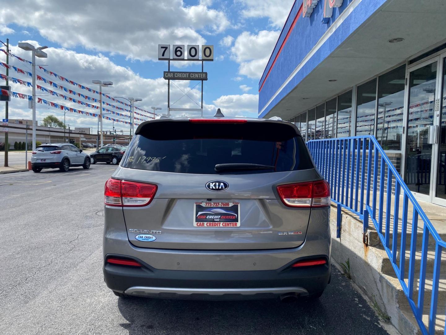 2017 GRAY Kia Sorento EX 2WD (5XYPH4A13HG) with an 2.4L L4 DOHC 16V engine, 6A transmission, located at 7600 S Western Ave., Chicago, IL, 60620, (773) 918-3980, 0.000000, 0.000000 - Photo#2