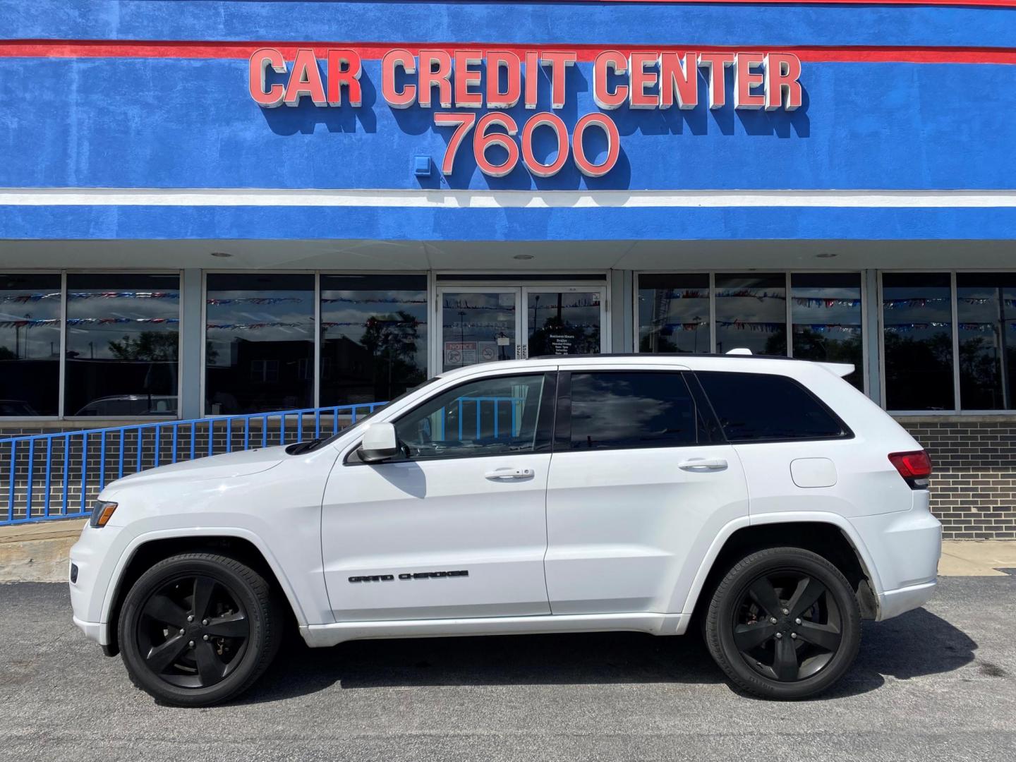 2017 WHITE Jeep Grand Cherokee Laredo 4WD (1C4RJFAG2HC) with an 3.6L V6 DOHC 24V engine, 8A transmission, located at 7600 S Western Ave., Chicago, IL, 60620, (773) 918-3980, 0.000000, 0.000000 - Photo#0