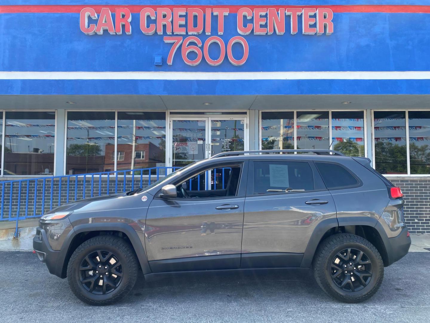 2015 GRAY Jeep Cherokee Trailhawk 4WD (1C4PJMBS7FW) with an 3.2L V6 DOHC 24V engine, 9-Speed Automatic transmission, located at 7600 S Western Ave., Chicago, IL, 60620, (773) 918-3980, 0.000000, 0.000000 - Photo#0