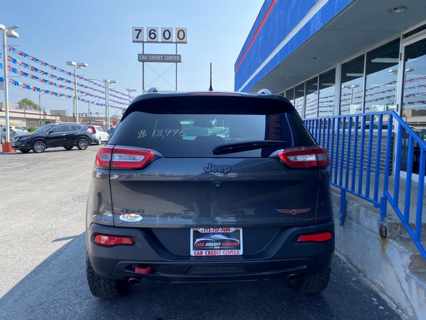 2015 GRAY Jeep Cherokee Trailhawk 4WD (1C4PJMBS7FW) with an 3.2L V6 DOHC 24V engine, 9-Speed Automatic transmission, located at 7600 S Western Ave., Chicago, IL, 60620, (773) 918-3980, 0.000000, 0.000000 - Photo#2