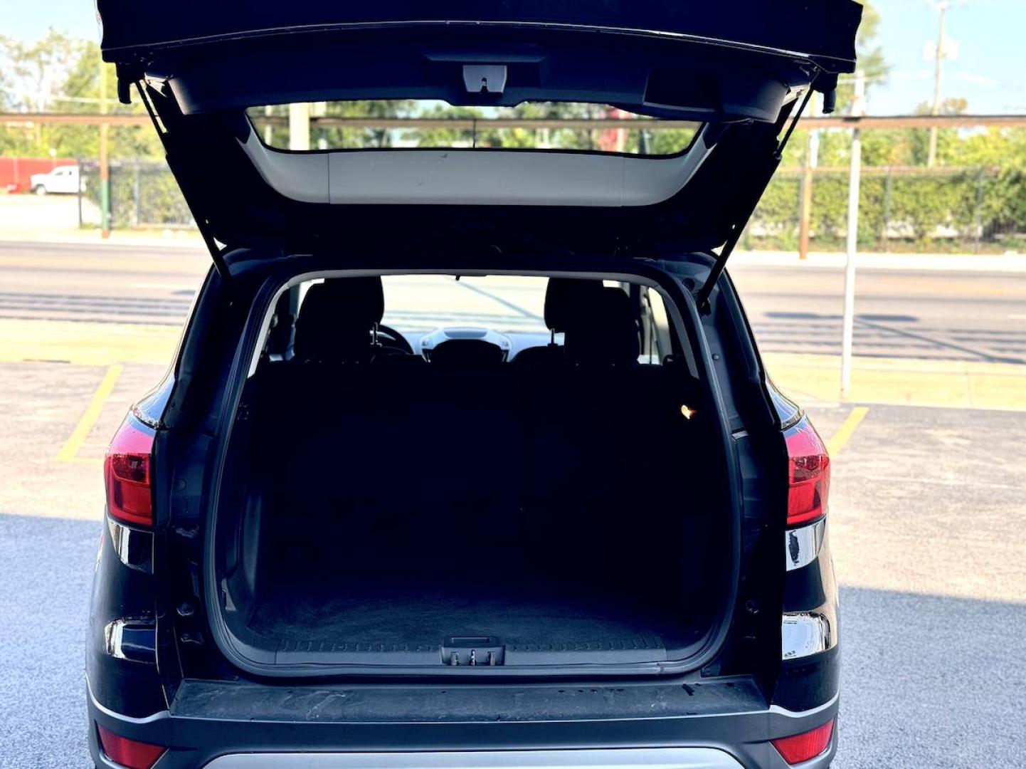 2019 BLACK Ford Escape SE FWD (1FMCU0GDXKU) with an 1.5L L4 DOHC 16V engine, 6A transmission, located at 7600 S Western Ave., Chicago, IL, 60620, (773) 918-3980, 0.000000, 0.000000 - Photo#4