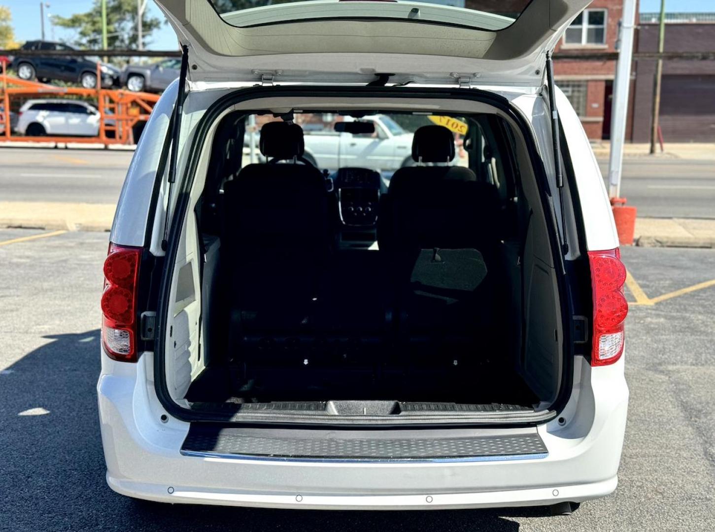 2017 WHITE Dodge Grand Caravan SE (2C4RDGBG3HR) with an 3.6L V6 DOHC 24V engine, 6A transmission, located at 7600 S Western Ave., Chicago, IL, 60620, (773) 918-3980, 0.000000, 0.000000 - Photo#4