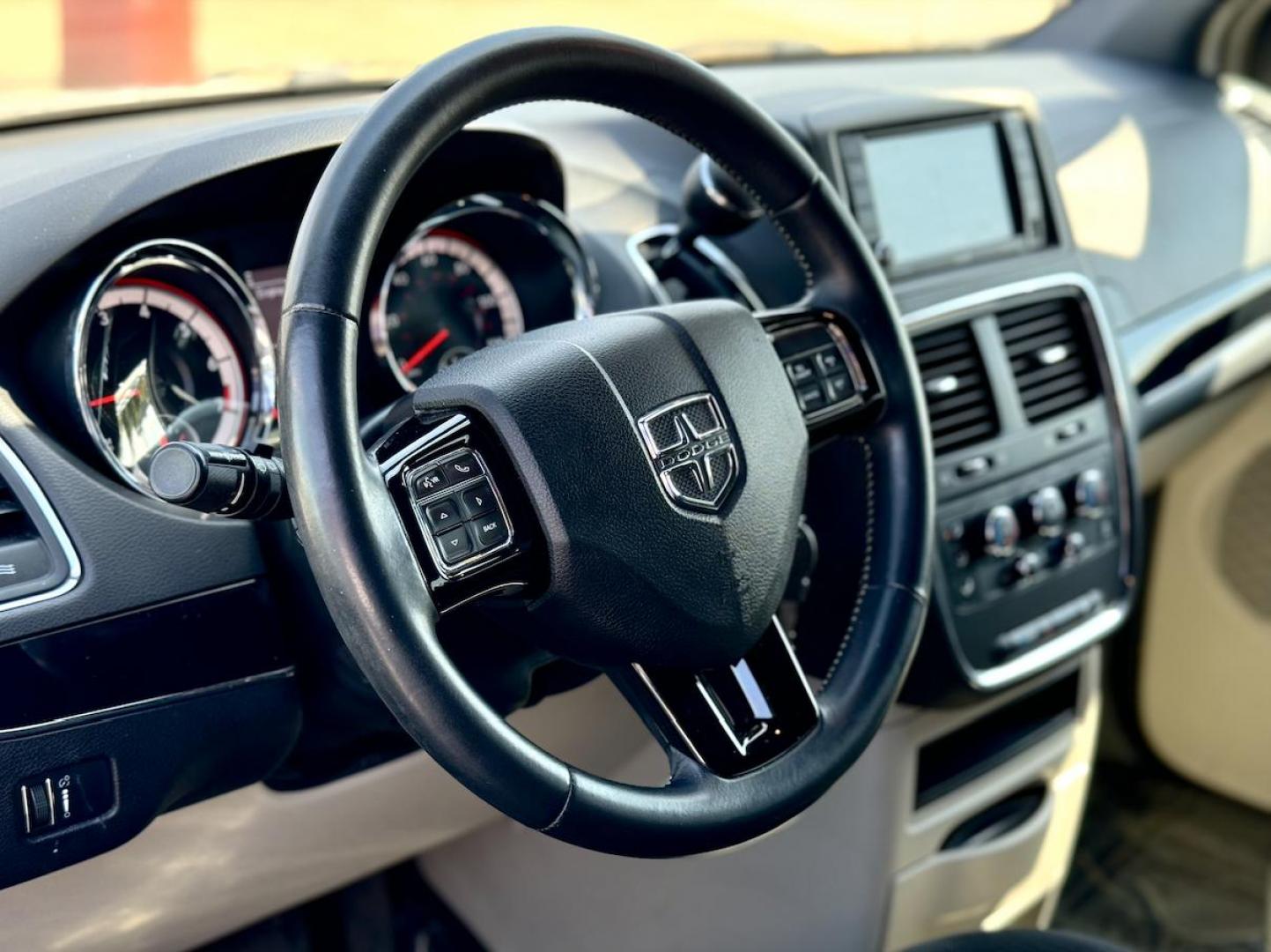 2017 WHITE Dodge Grand Caravan SE (2C4RDGBG3HR) with an 3.6L V6 DOHC 24V engine, 6A transmission, located at 7600 S Western Ave., Chicago, IL, 60620, (773) 918-3980, 0.000000, 0.000000 - Photo#7