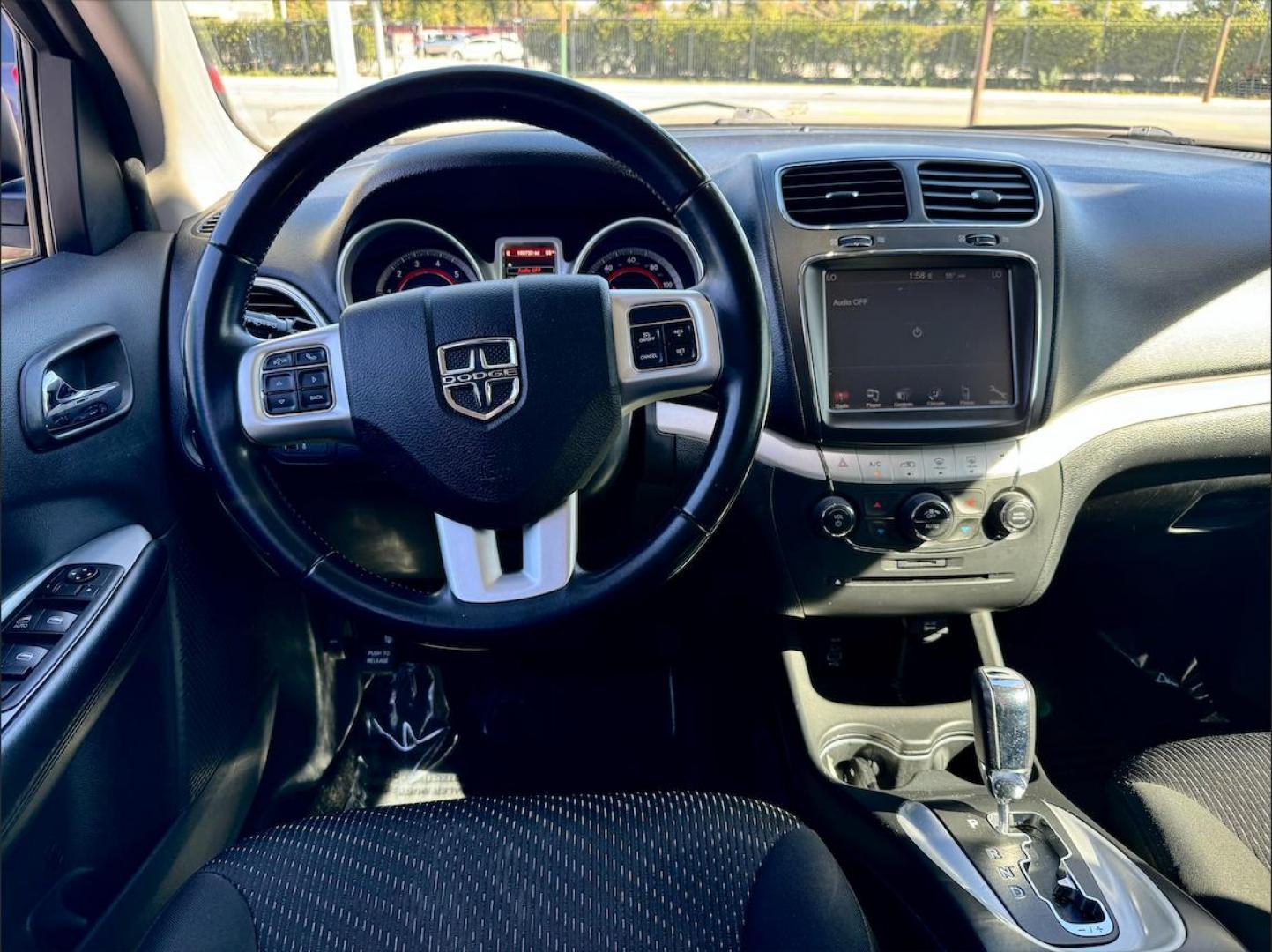 2019 WHITE Dodge Journey SE (3C4PDCBB3KT) with an 2.4L L6 DOHC 16V engine, 4A transmission, located at 7600 S Western Ave., Chicago, IL, 60620, (773) 918-3980, 0.000000, 0.000000 - Photo#5