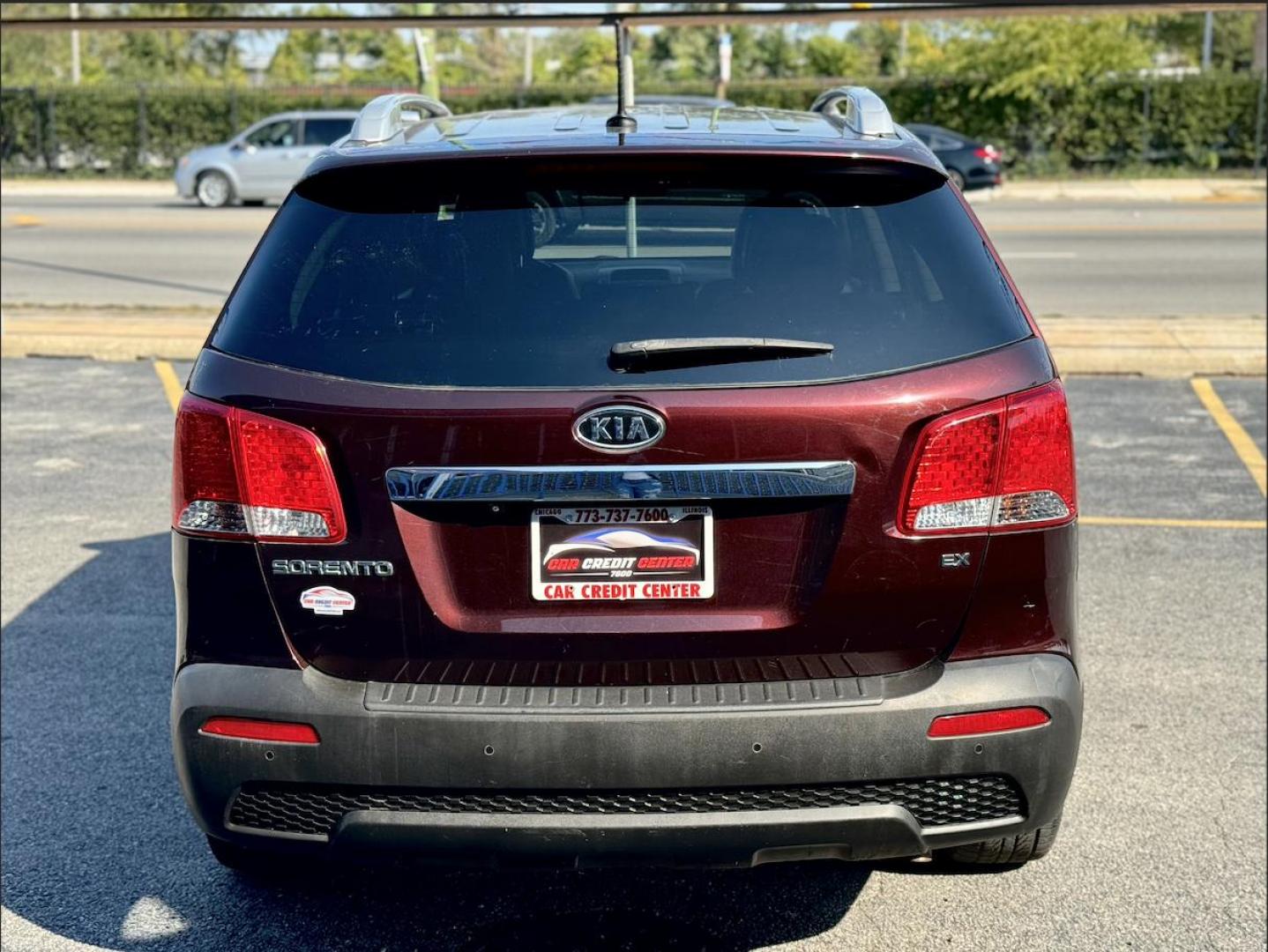 2012 PURPLE Kia Sorento EX 4WD (5XYKUCA62CG) with an 2.4L L4 DOHC 16V engine, 6-Speed Automatic transmission, located at 7600 S Western Ave., Chicago, IL, 60620, (773) 918-3980, 0.000000, 0.000000 - Photo#4