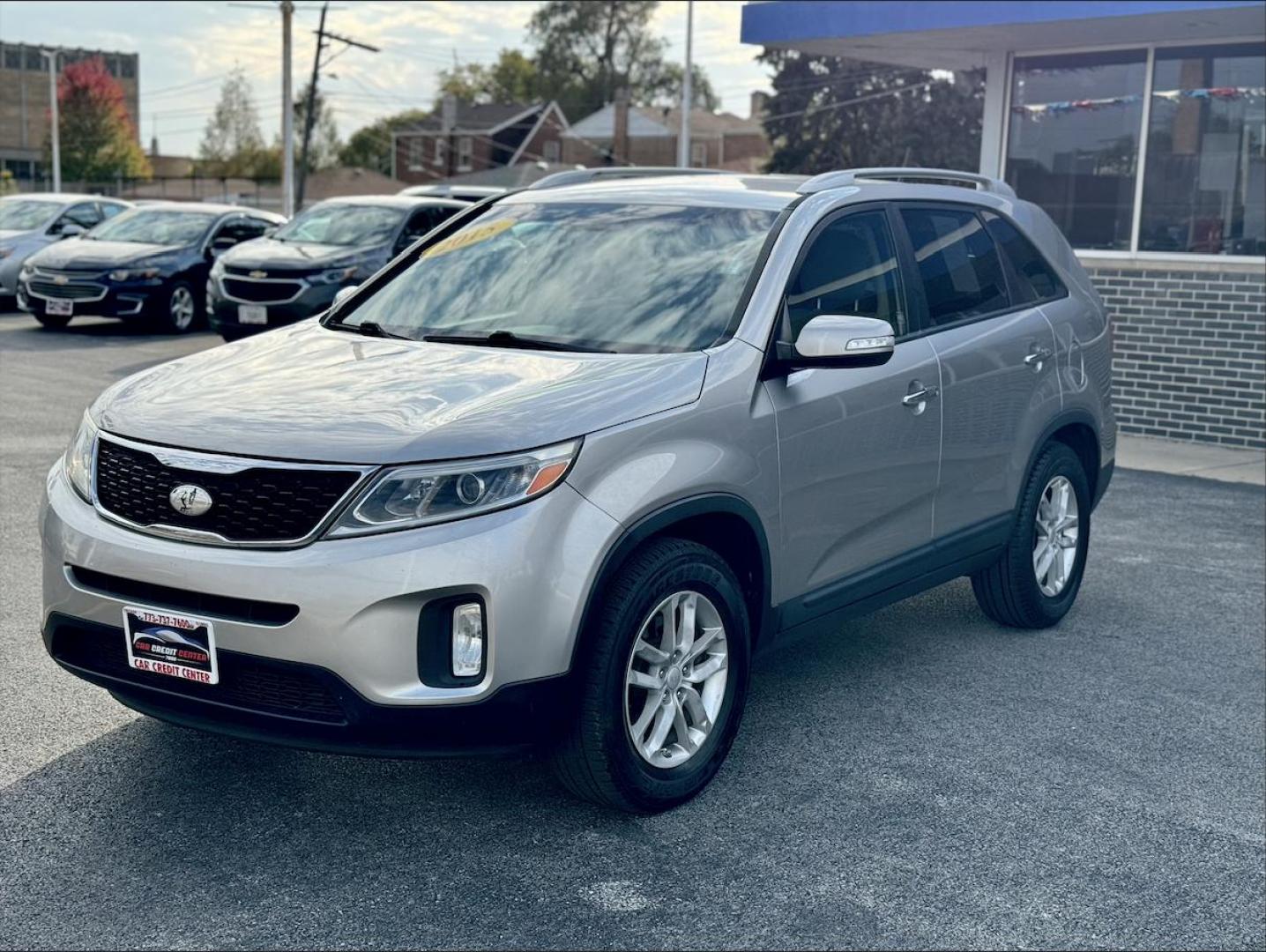 2015 SILVER Kia Sorento LX 2WD (5XYKT3A60FG) with an 2.4L L4 DOHC 16V engine, 6-Speed Automatic transmission, located at 7600 S Western Ave., Chicago, IL, 60620, (773) 918-3980, 0.000000, 0.000000 - Photo#2