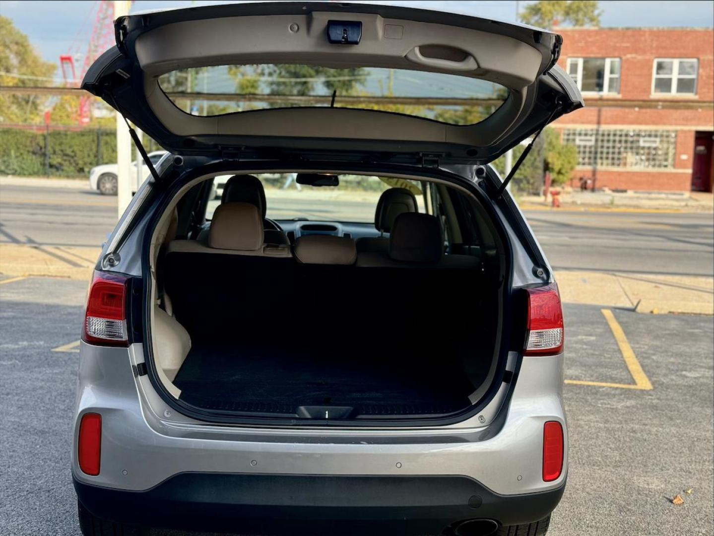 2015 SILVER Kia Sorento LX 2WD (5XYKT3A60FG) with an 2.4L L4 DOHC 16V engine, 6-Speed Automatic transmission, located at 7600 S Western Ave., Chicago, IL, 60620, (773) 918-3980, 0.000000, 0.000000 - Photo#3