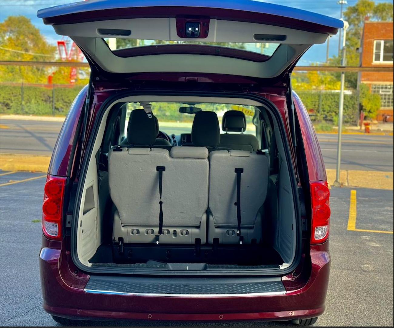 2017 RED Dodge Grand Caravan SE (2C4RDGBG7HR) with an 3.6L V6 DOHC 24V engine, 6A transmission, located at 7600 S Western Ave., Chicago, IL, 60620, (773) 918-3980, 0.000000, 0.000000 - Photo#4