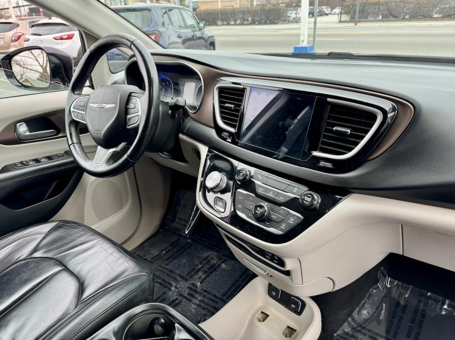 2017 BLACK Chrysler Pacifica Touring (2C4RC1BGXHR) with an 3.6L V6 DOHC 24V engine, 6A transmission, located at 7600 S Western Ave., Chicago, IL, 60620, (773) 918-3980, 0.000000, 0.000000 - Photo#7