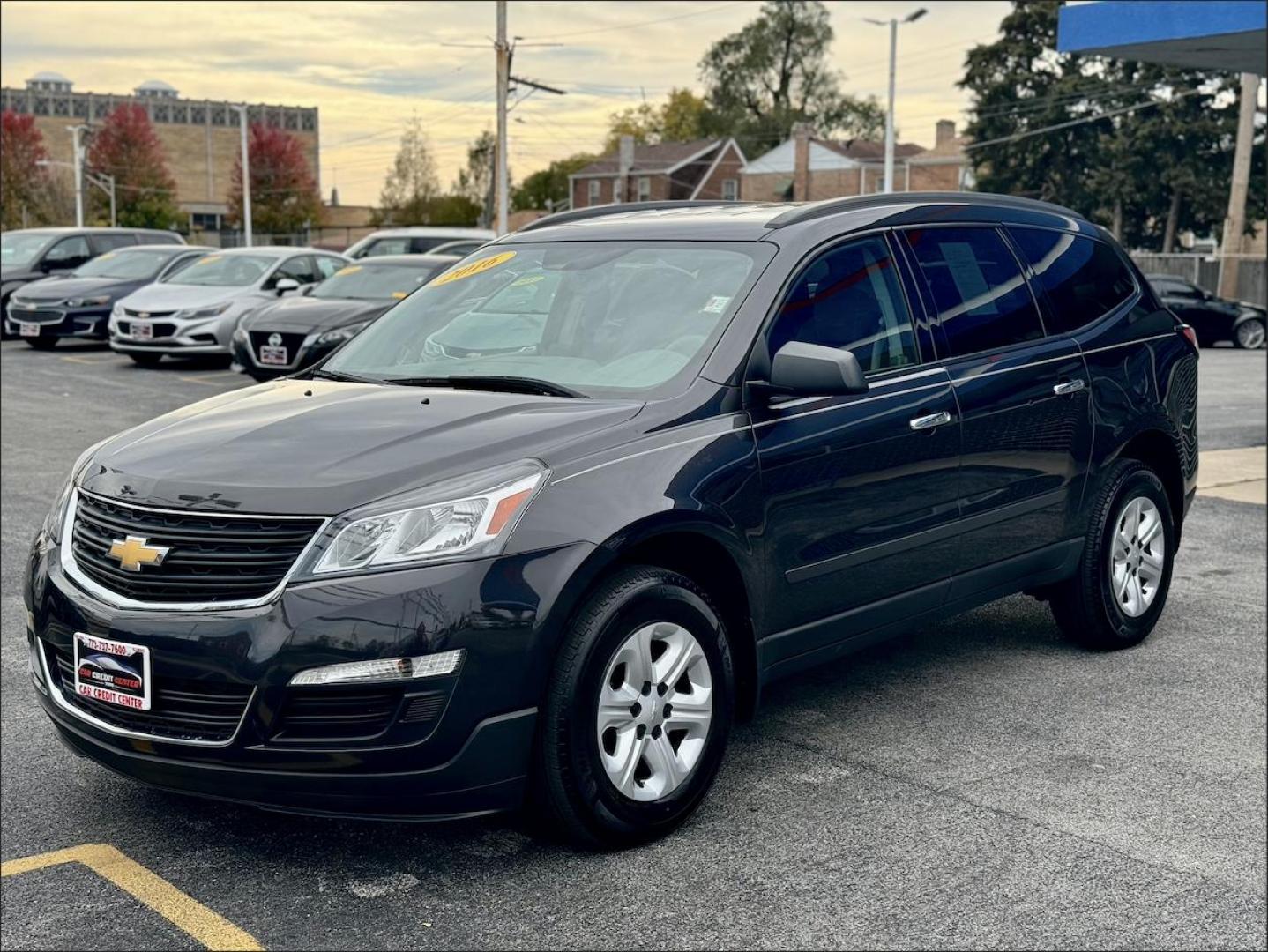 2016 GRAY Chevrolet Traverse LS FWD w/PDC (1GNKRFED6GJ) with an 3.6L V6 DOHC 24V engine, 6A transmission, located at 7600 S Western Ave., Chicago, IL, 60620, (773) 918-3980, 0.000000, 0.000000 - Photo#2