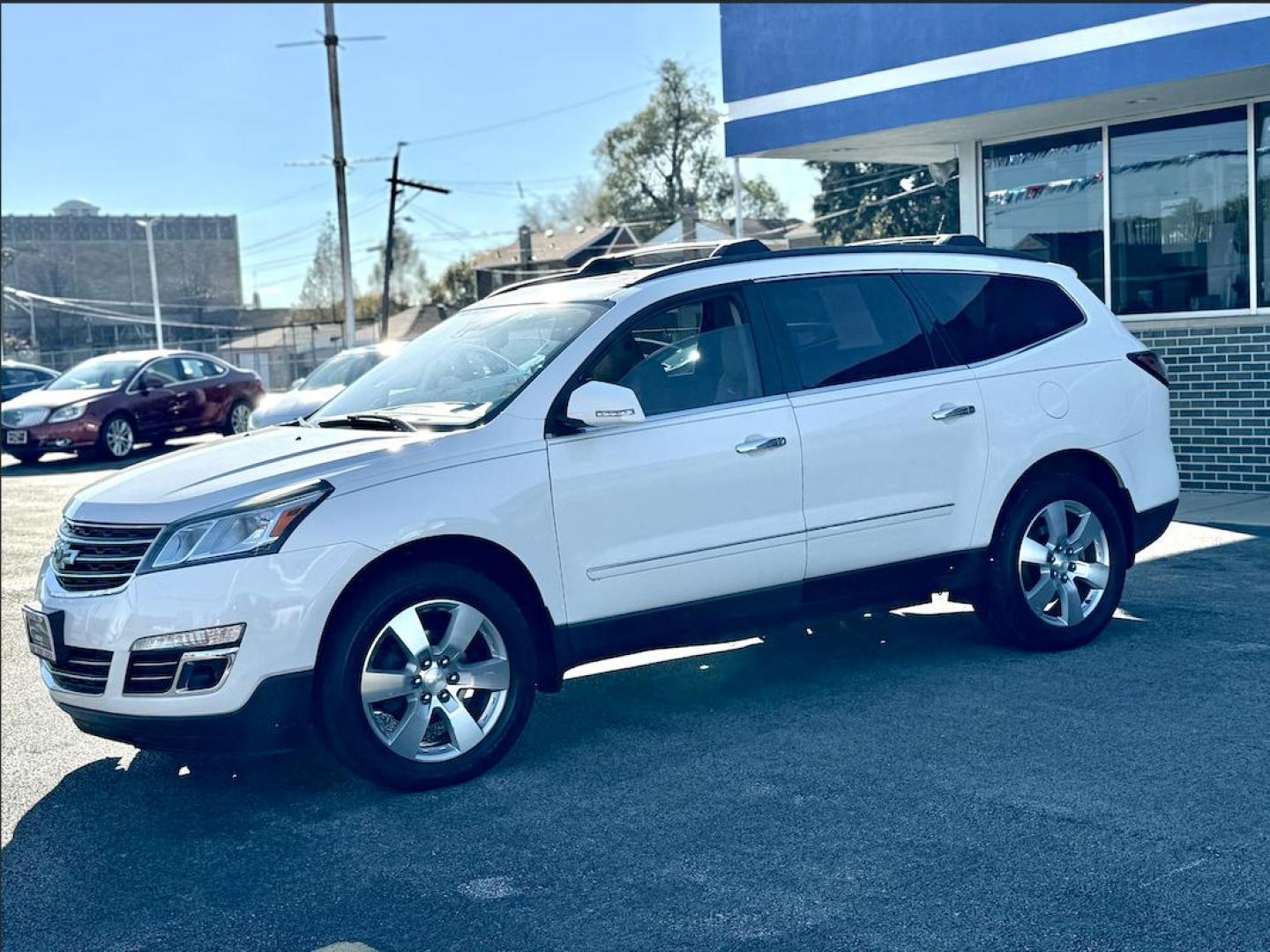 2014 WHITE Chevrolet Traverse LTZ AWD (1GNKVJKD3EJ) with an 3.6L V6 DOHC 24V engine, 6-Speed Automatic transmission, located at 7600 S Western Ave., Chicago, IL, 60620, (773) 918-3980, 0.000000, 0.000000 - Photo#2