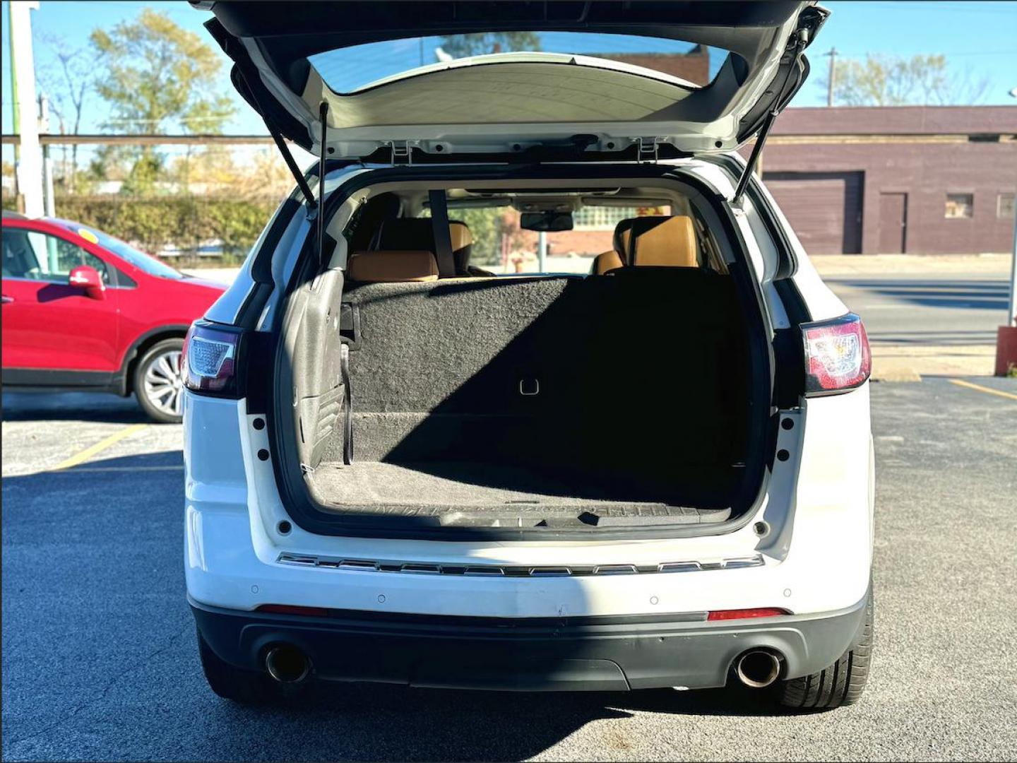 2014 WHITE Chevrolet Traverse LTZ AWD (1GNKVJKD3EJ) with an 3.6L V6 DOHC 24V engine, 6-Speed Automatic transmission, located at 7600 S Western Ave., Chicago, IL, 60620, (773) 918-3980, 0.000000, 0.000000 - Photo#4