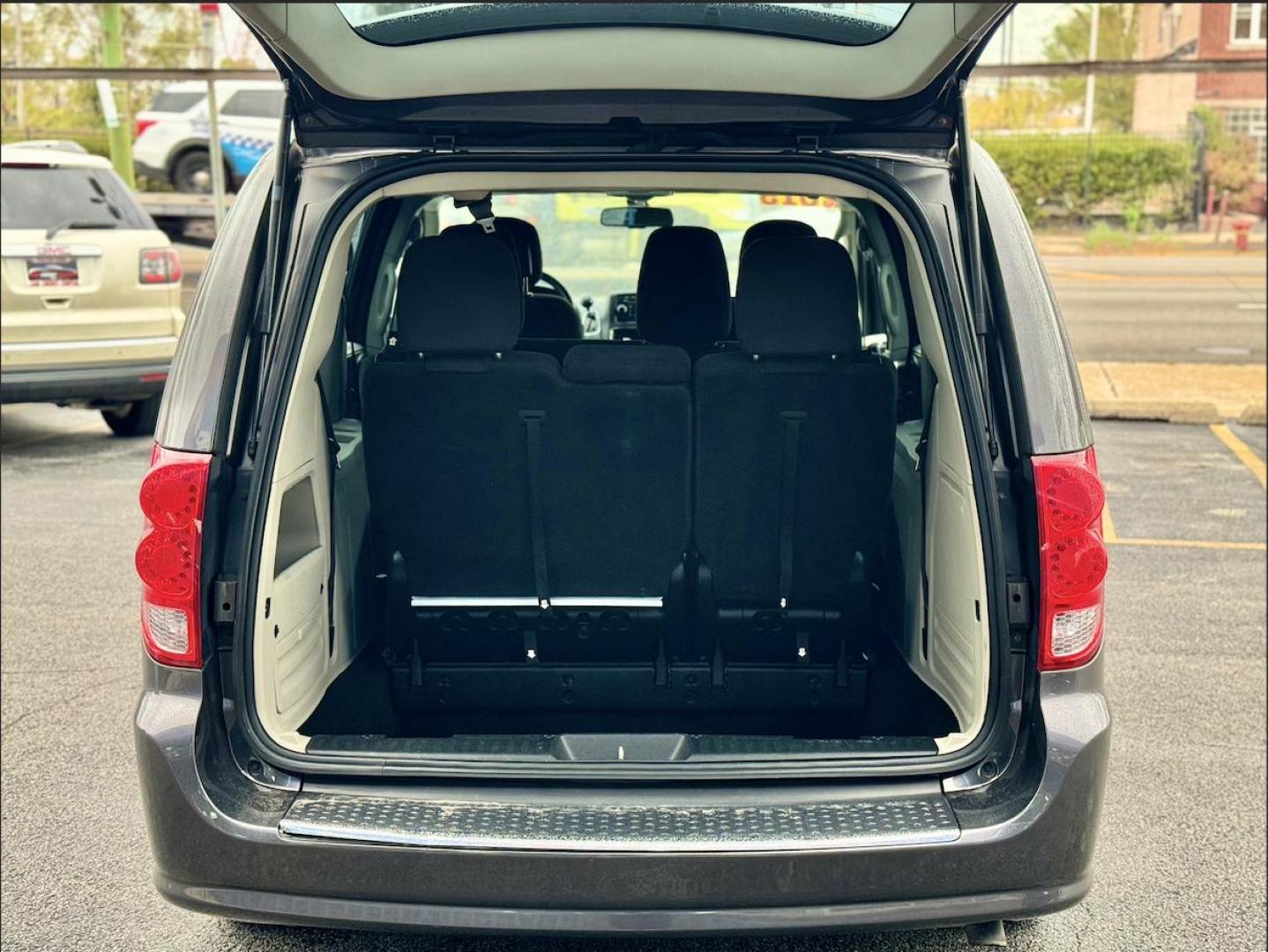 2015 GRAY Dodge Grand Caravan SE (2C4RDGBG2FR) with an 3.6L V6 DOHC 24V engine, 6-Speed Automatic transmission, located at 7600 S Western Ave., Chicago, IL, 60620, (773) 918-3980, 0.000000, 0.000000 - Photo#4