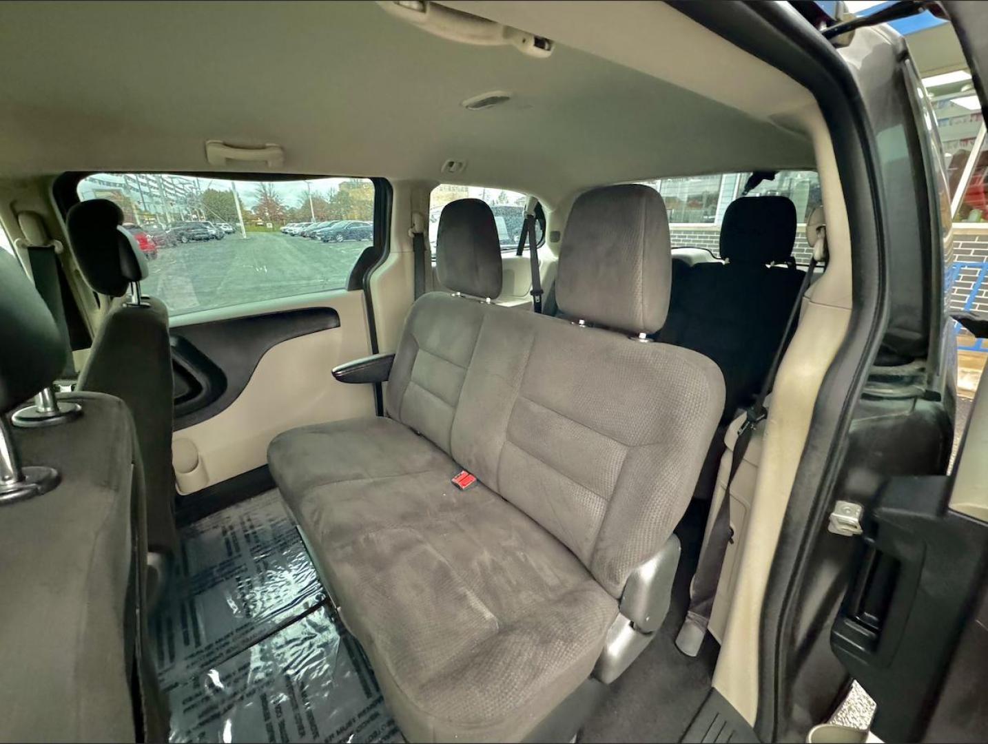 2015 GRAY Dodge Grand Caravan SE (2C4RDGBG2FR) with an 3.6L V6 DOHC 24V engine, 6-Speed Automatic transmission, located at 7600 S Western Ave., Chicago, IL, 60620, (773) 918-3980, 0.000000, 0.000000 - Photo#8