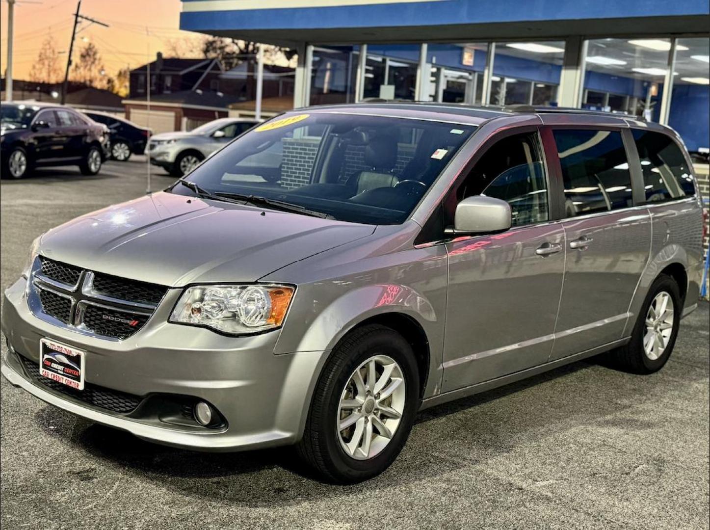 2019 SILVER Dodge Grand Caravan SXT (2C4RDGCG8KR) with an 3.6L V6 DOHC 24V engine, 6A transmission, located at 7600 S Western Ave., Chicago, IL, 60620, (773) 918-3980, 0.000000, 0.000000 - Photo#2