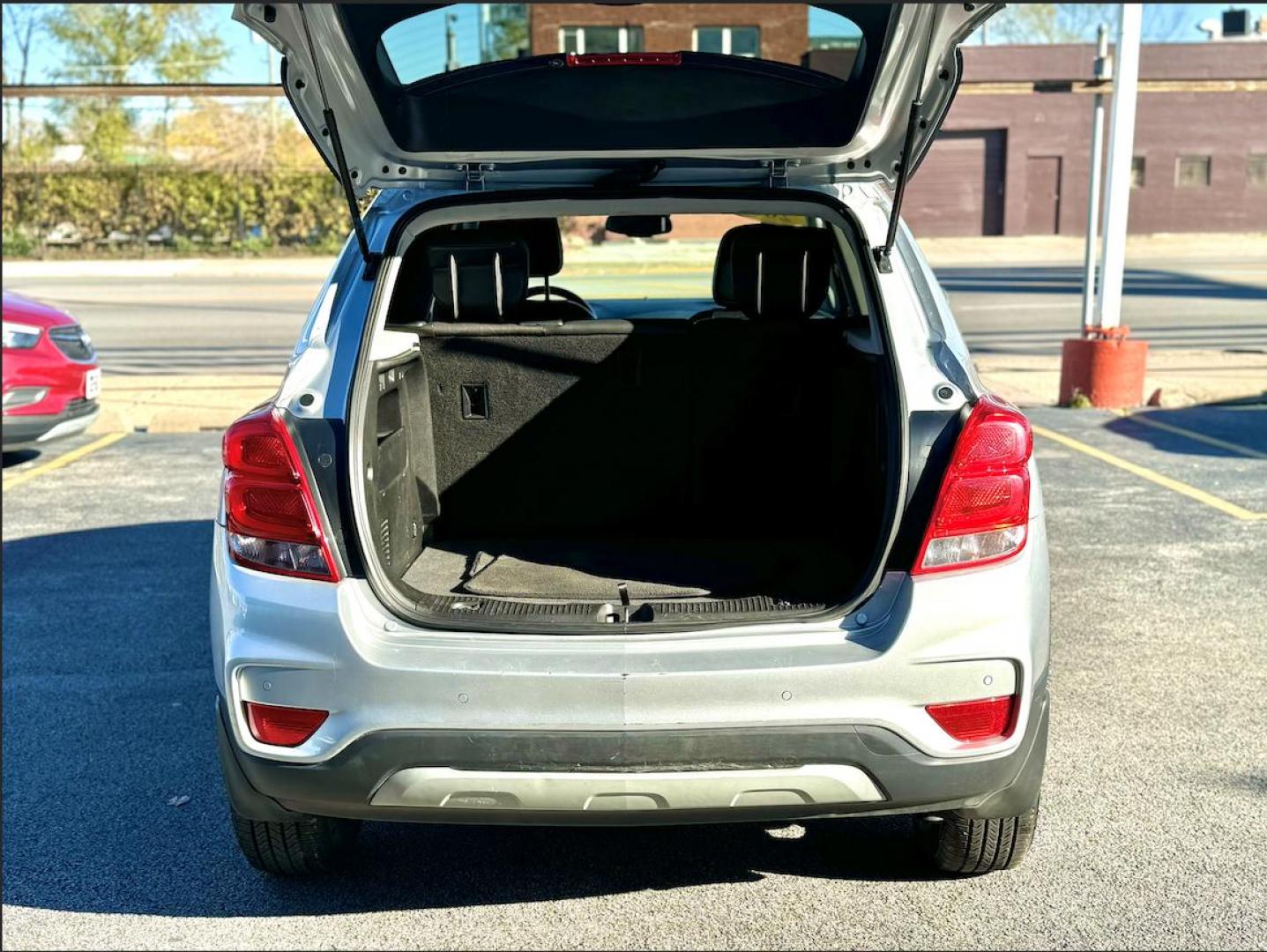 2019 SILVER Chevrolet Trax LT AWD (3GNCJPSBXKL) with an 1.4L L4 DOHC 16V engine, 6A transmission, located at 7600 S Western Ave., Chicago, IL, 60620, (773) 918-3980, 0.000000, 0.000000 - Photo#4