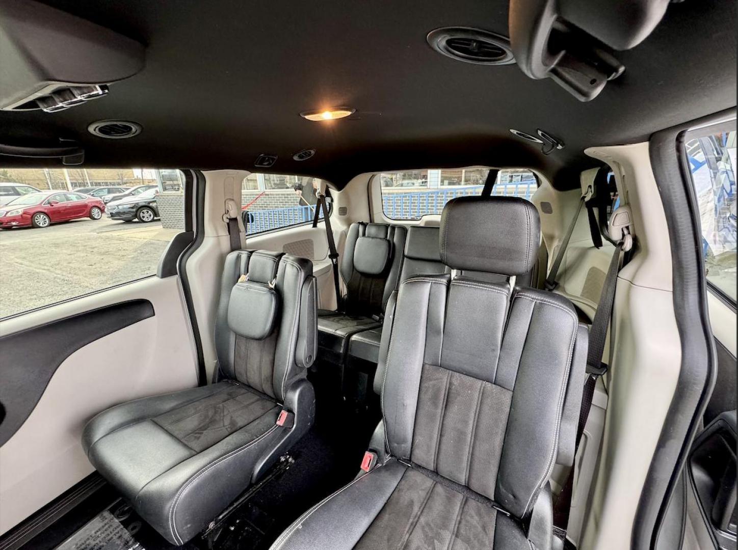 2020 SILVER Dodge Grand Caravan SXT (2C4RDGCG0LR) with an 3.6L V6 DOHC 24V engine, 6A transmission, located at 7600 S Western Ave., Chicago, IL, 60620, (773) 918-3980, 0.000000, 0.000000 - Photo#11