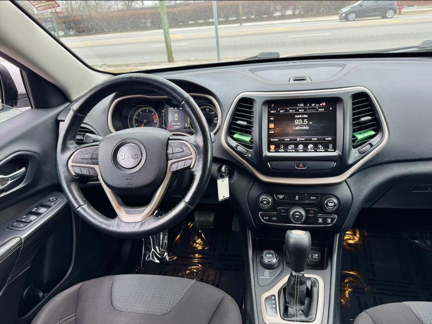 2016 WHITE Jeep Cherokee Latitude 4WD (1C4PJMCBXGW) with an 2.4L L4 DOHC 16V engine, 9A transmission, located at 7600 S Western Ave., Chicago, IL, 60620, (773) 918-3980, 0.000000, 0.000000 - Photo#6