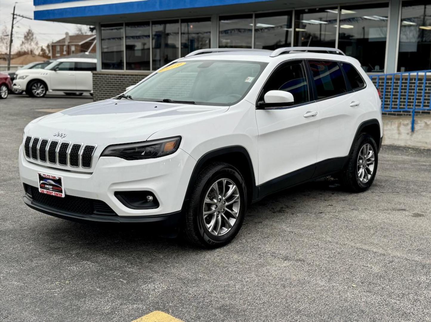 2019 WHITE Jeep Cherokee Latitude Plus 4WD (1C4PJMLX4KD) with an 3.2L V6 DOHC 24V engine, 9A transmission, located at 7600 S Western Ave., Chicago, IL, 60620, (773) 918-3980, 0.000000, 0.000000 - Photo#2