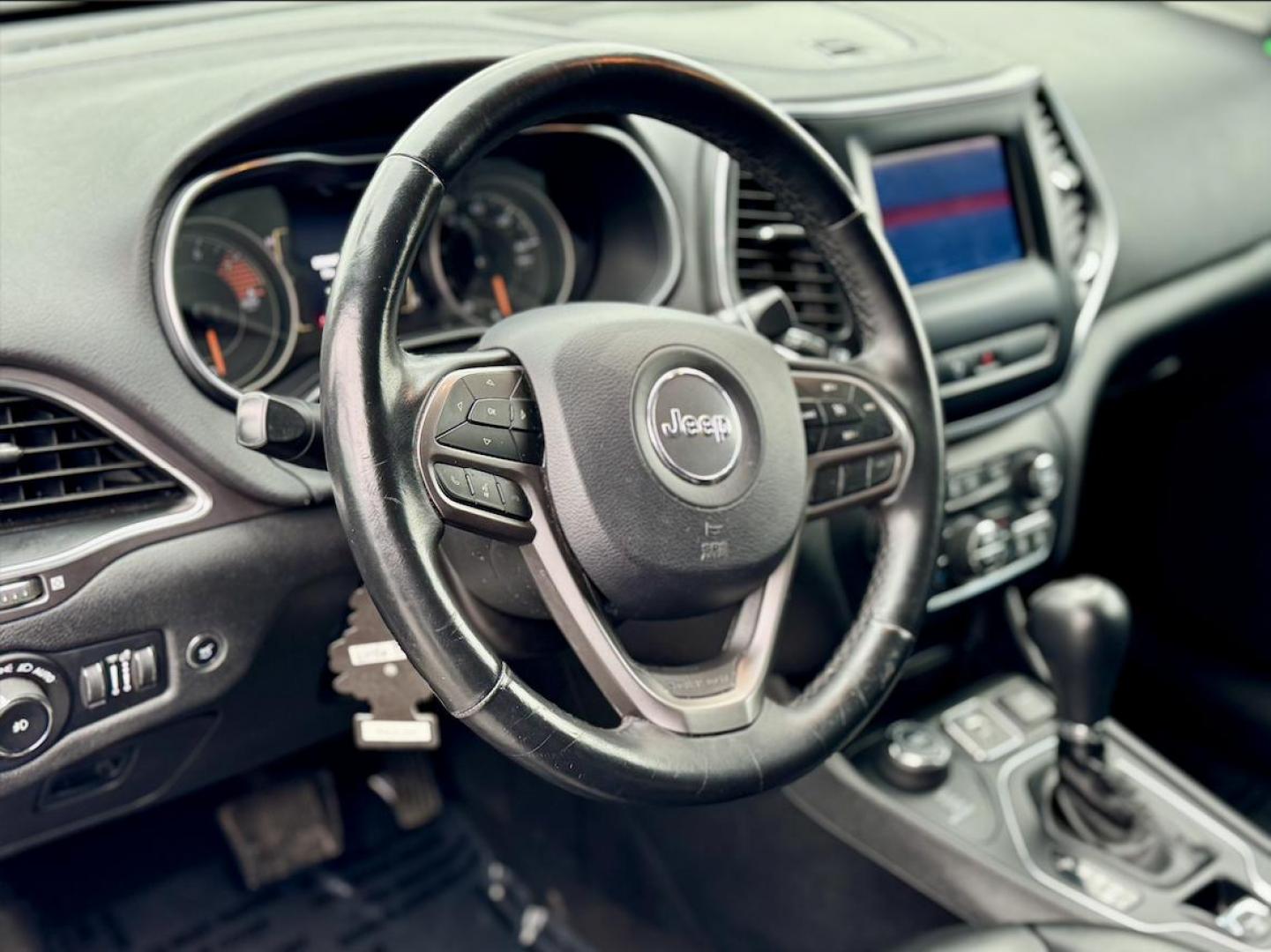 2019 WHITE Jeep Cherokee Latitude Plus 4WD (1C4PJMLX4KD) with an 3.2L V6 DOHC 24V engine, 9A transmission, located at 7600 S Western Ave., Chicago, IL, 60620, (773) 918-3980, 0.000000, 0.000000 - Photo#5