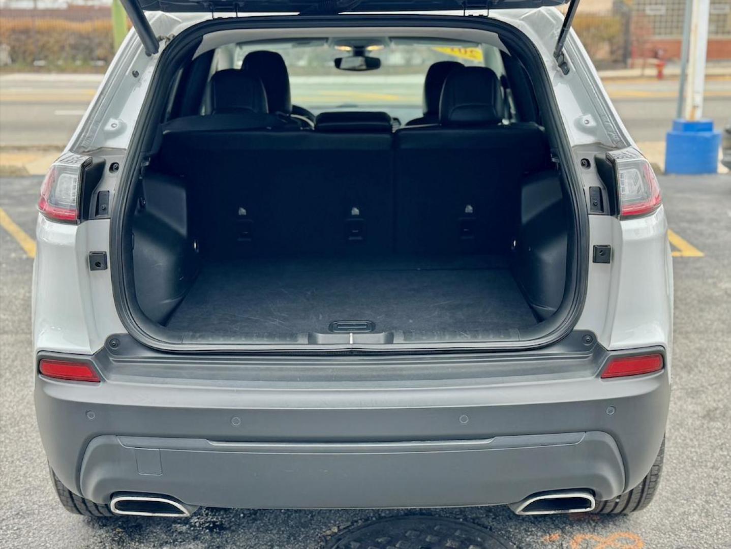 2019 WHITE Jeep Cherokee Latitude Plus 4WD (1C4PJMLX4KD) with an 3.2L V6 DOHC 24V engine, 9A transmission, located at 7600 S Western Ave., Chicago, IL, 60620, (773) 918-3980, 0.000000, 0.000000 - Photo#4