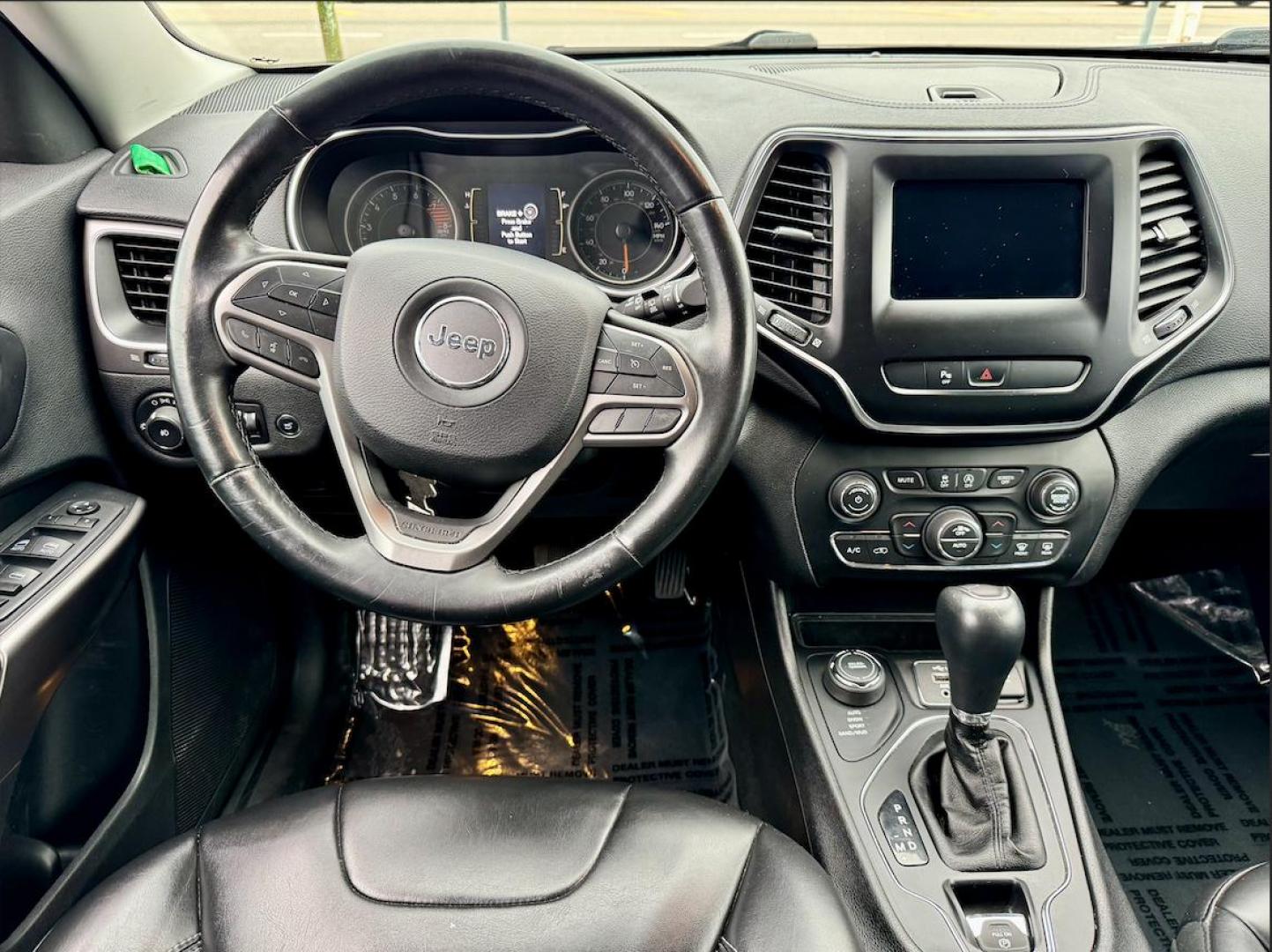 2019 WHITE Jeep Cherokee Latitude Plus 4WD (1C4PJMLX4KD) with an 3.2L V6 DOHC 24V engine, 9A transmission, located at 7600 S Western Ave., Chicago, IL, 60620, (773) 918-3980, 0.000000, 0.000000 - Photo#6