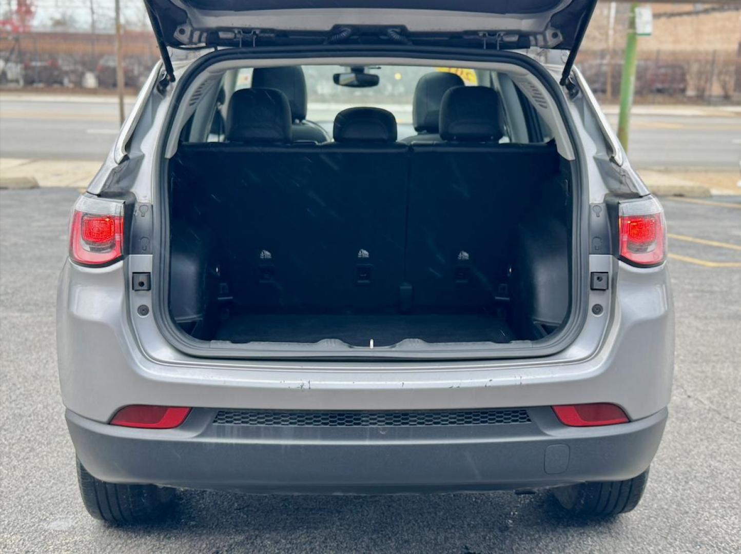 2019 GRAY Jeep Compass Sport 4WD (3C4NJDBB0KT) with an 2.4L L4 DOHC 16V engine, located at 7600 S Western Ave., Chicago, IL, 60620, (773) 918-3980, 0.000000, 0.000000 - Photo#4