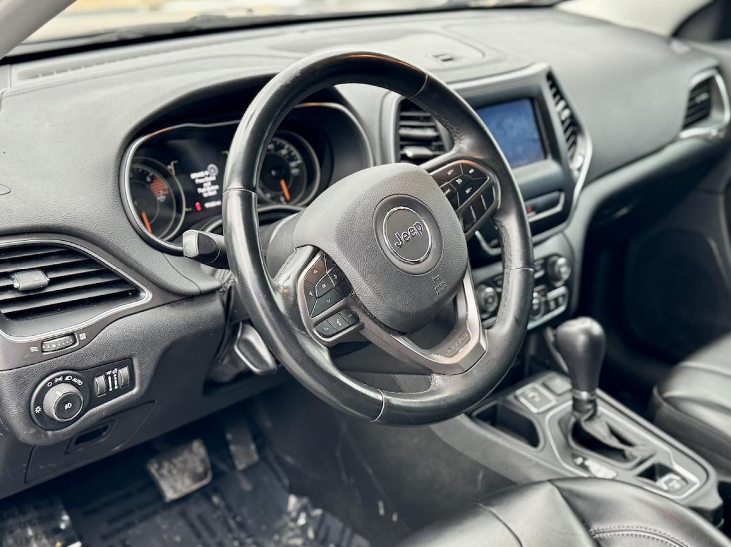 2019 BLACK Jeep Cherokee Latitude Plus FWD (1C4PJLLB6KD) with an 2.4L L4 DOHC 16V engine, 9A transmission, located at 7600 S Western Ave., Chicago, IL, 60620, (773) 918-3980, 0.000000, 0.000000 - Photo#4