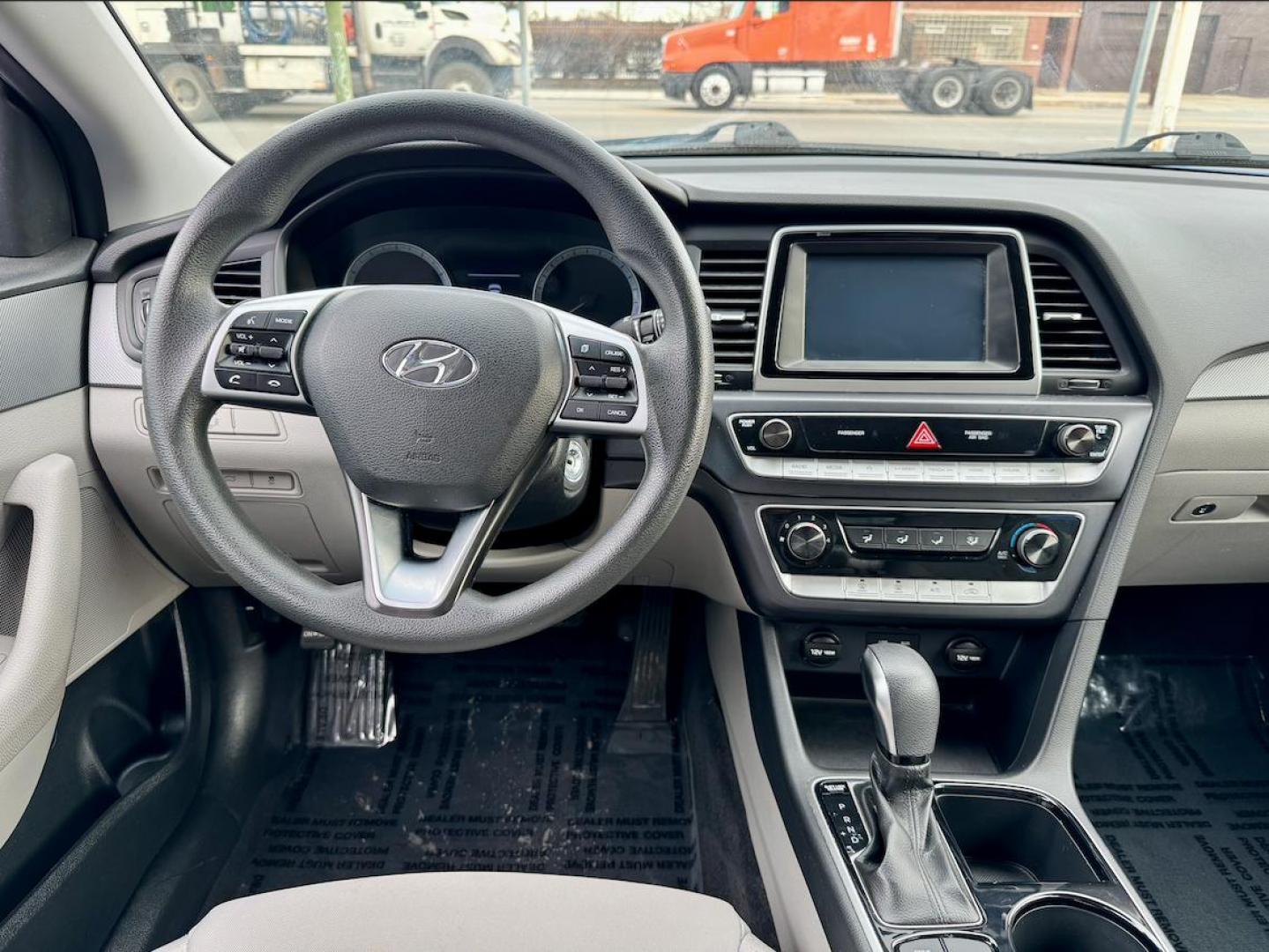 2019 BLUE Hyundai Sonata SE (5NPE24AF3KH) with an 2.4L L4 DOHC 16V engine, 7A transmission, located at 7600 S Western Ave., Chicago, IL, 60620, (773) 918-3980, 0.000000, 0.000000 - Photo#6