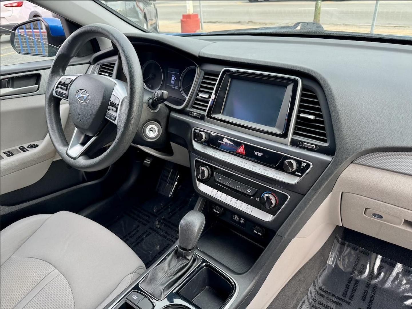 2019 BLUE Hyundai Sonata SE (5NPE24AF3KH) with an 2.4L L4 DOHC 16V engine, 7A transmission, located at 7600 S Western Ave., Chicago, IL, 60620, (773) 918-3980, 0.000000, 0.000000 - Photo#8