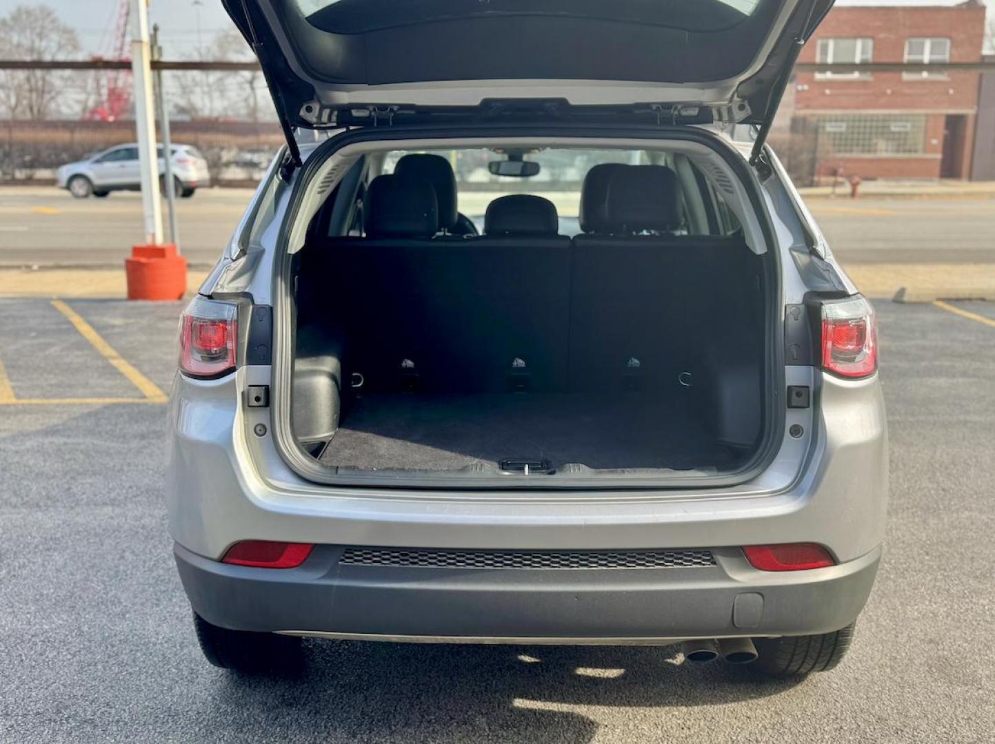 2019 GRAY Jeep Compass Limited 4WD (3C4NJDCB7KT) with an 2.4L L4 DOHC 16V engine, CVT transmission, located at 7600 S Western Ave., Chicago, IL, 60620, (773) 918-3980, 0.000000, 0.000000 - Photo#4