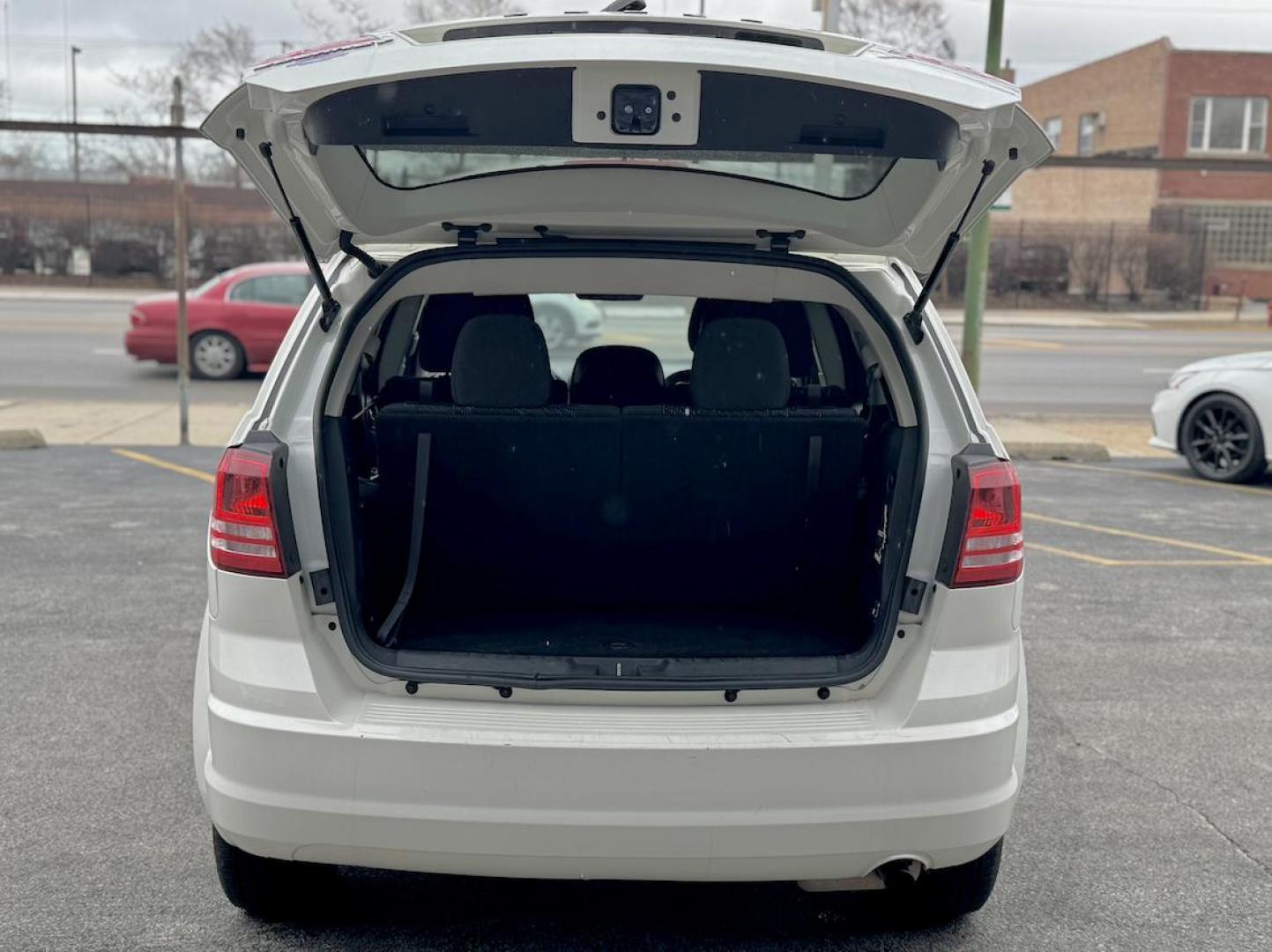 2019 WHITE Dodge Journey SE (3C4PDCAB2KT) with an 2.4L L4 DOHC 16V engine, 4A transmission, located at 7600 S Western Ave., Chicago, IL, 60620, (773) 918-3980, 0.000000, 0.000000 - Photo#4