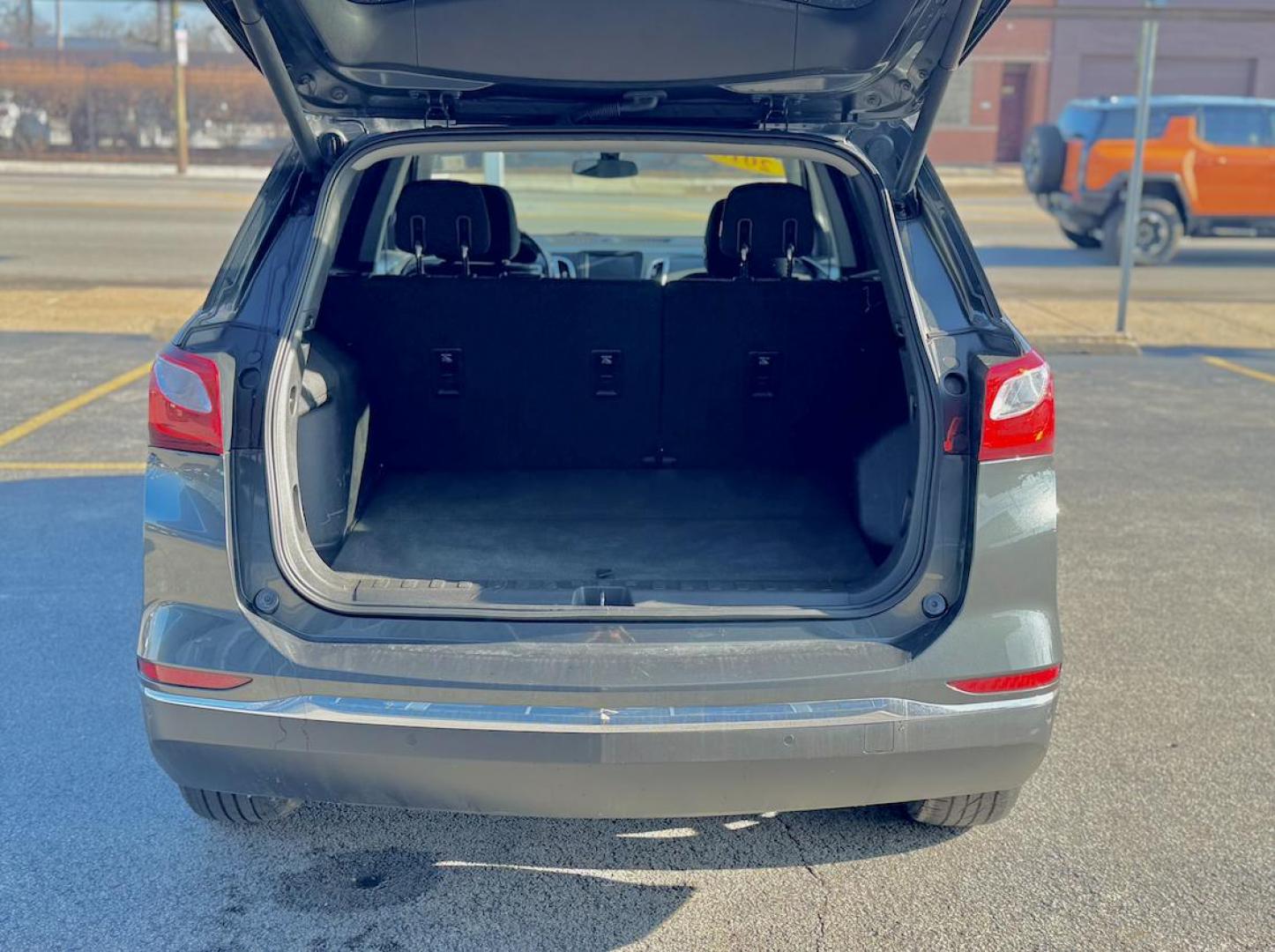 2018 GRAY Chevrolet Equinox LT 2WD (3GNAXJEV5JL) with an 1.5L L4 DIR DOHC 16V TURBO engine, 6A transmission, located at 7600 S Western Ave., Chicago, IL, 60620, (773) 918-3980, 0.000000, 0.000000 - Photo#4