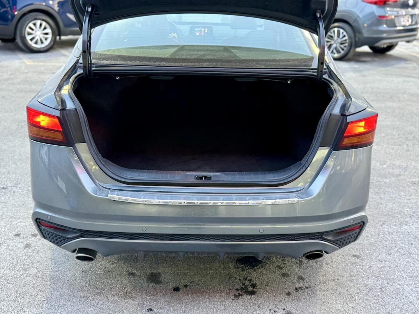 2021 GRAY Nissan Altima 2.5 SR (1N4BL4CV9MN) with an 2.5L L4 DOHC 16V engine, CVT transmission, located at 7600 S Western Ave., Chicago, IL, 60620, (773) 918-3980, 0.000000, 0.000000 - Photo#4