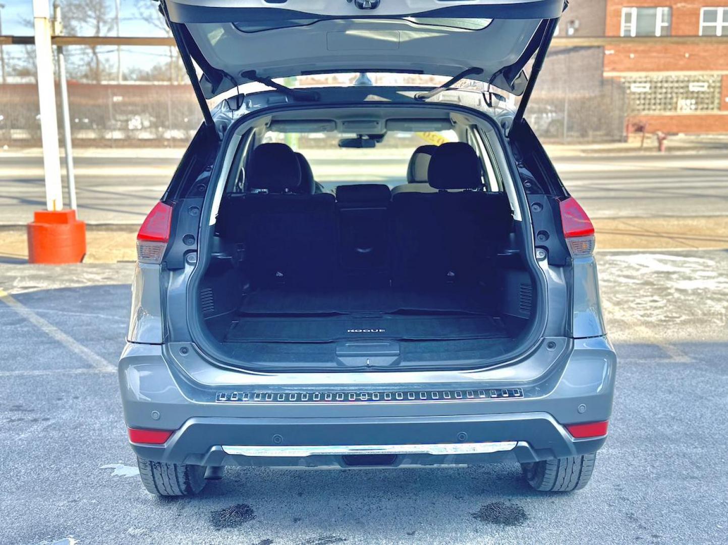 2020 GRAY Nissan Rogue S AWD (5N1AT2MV5LC) with an 2.5L L4 DOHC 16V engine, CVT transmission, located at 7600 S Western Ave., Chicago, IL, 60620, (773) 918-3980, 0.000000, 0.000000 - Photo#4