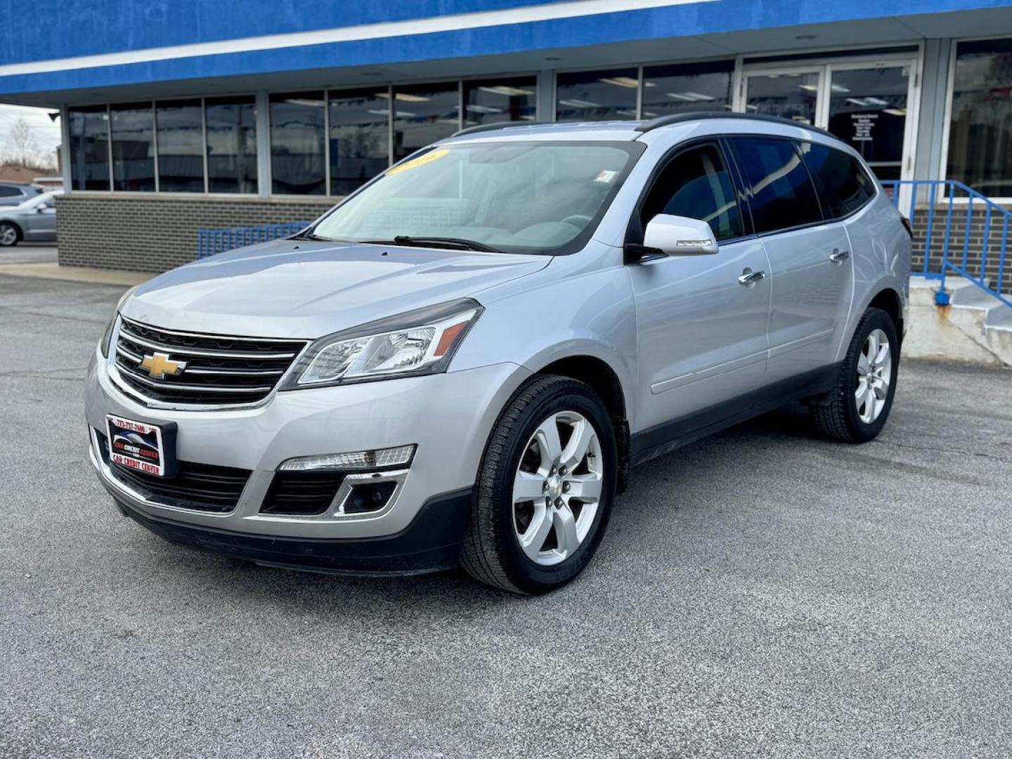 2016 SILVER Chevrolet Traverse 1LT FWD (1GNKRGKD7GJ) with an 3.6L V6 DOHC 24V engine, 6A transmission, located at 7600 S Western Ave., Chicago, IL, 60620, (773) 918-3980, 0.000000, 0.000000 - Photo#2