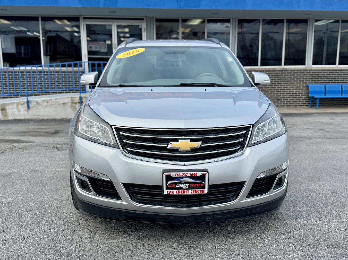 2016 SILVER Chevrolet Traverse 1LT FWD (1GNKRGKD7GJ) with an 3.6L V6 DOHC 24V engine, 6A transmission, located at 7600 S Western Ave., Chicago, IL, 60620, (773) 918-3980, 0.000000, 0.000000 - Photo#1