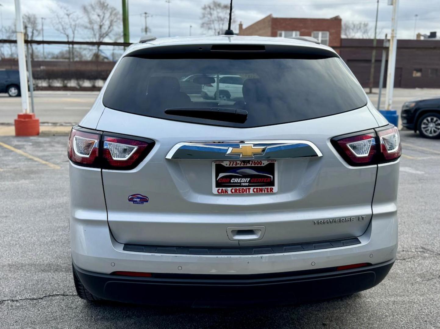 2016 SILVER Chevrolet Traverse 1LT FWD (1GNKRGKD7GJ) with an 3.6L V6 DOHC 24V engine, 6A transmission, located at 7600 S Western Ave., Chicago, IL, 60620, (773) 918-3980, 0.000000, 0.000000 - Photo#3