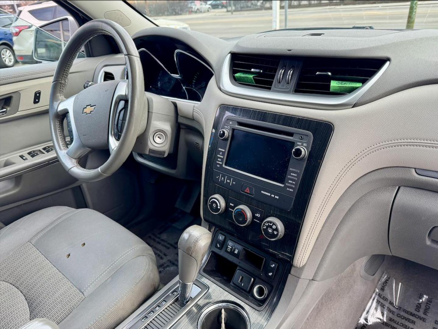 2016 SILVER Chevrolet Traverse 1LT FWD (1GNKRGKD7GJ) with an 3.6L V6 DOHC 24V engine, 6A transmission, located at 7600 S Western Ave., Chicago, IL, 60620, (773) 918-3980, 0.000000, 0.000000 - Photo#7