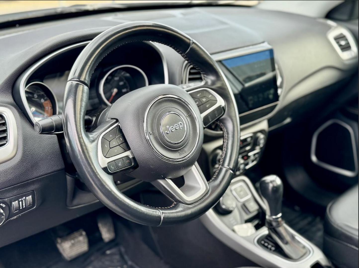 2018 GRAY Jeep Compass Sport 4WD (3C4NJDBB7JT) with an 2.4L L4 DOHC 16V engine, located at 7600 S Western Ave., Chicago, IL, 60620, (773) 918-3980, 0.000000, 0.000000 - Photo#5