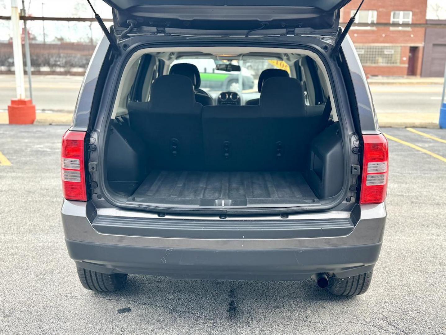 2015 GRAY Jeep Patriot Latitude 2WD (1C4NJPFB1FD) with an 2.4L L4 DOHC 16V engine, located at 7600 S Western Ave., Chicago, IL, 60620, (773) 918-3980, 0.000000, 0.000000 - Photo#4