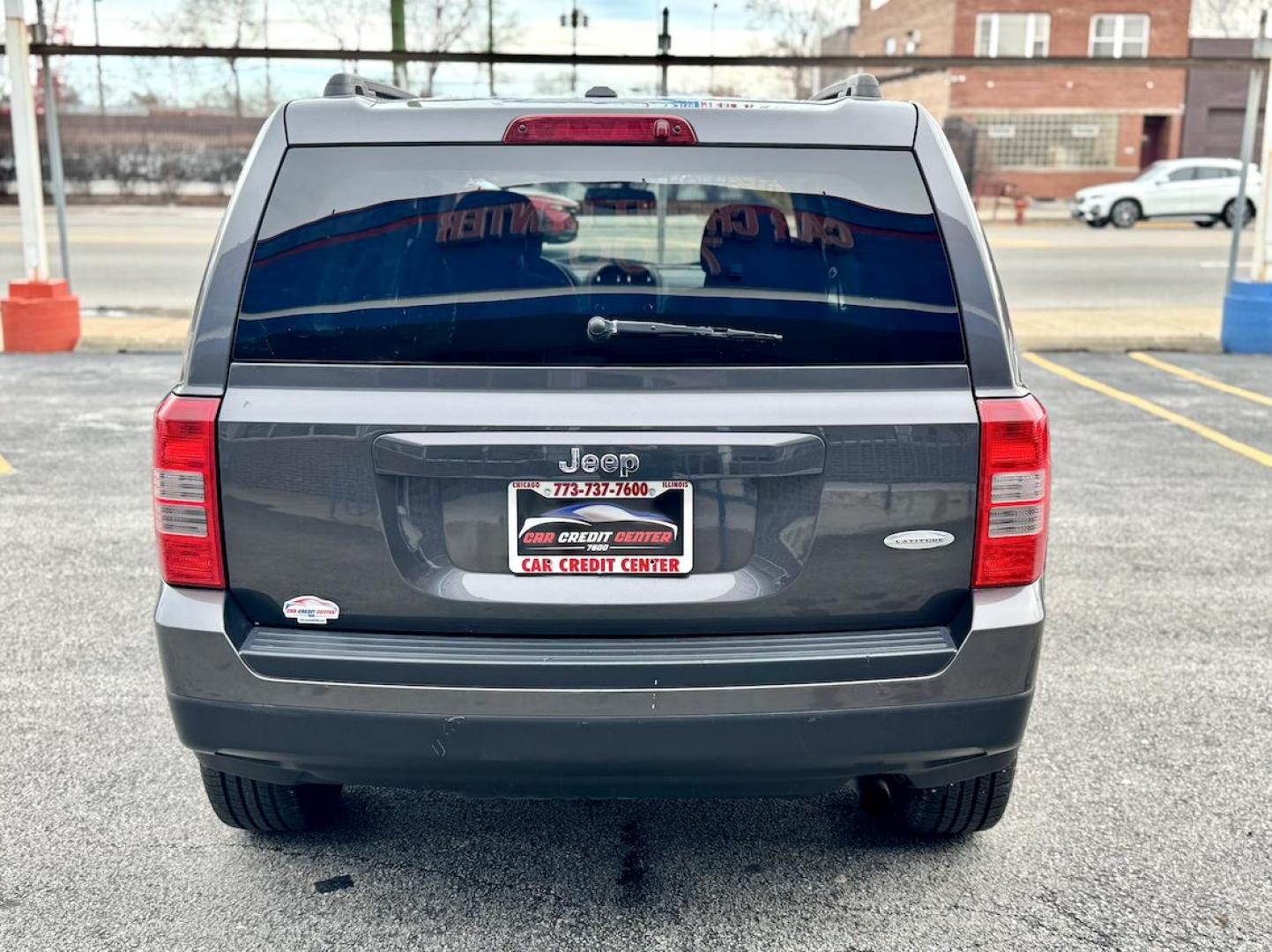 2015 GRAY Jeep Patriot Latitude 2WD (1C4NJPFB1FD) with an 2.4L L4 DOHC 16V engine, located at 7600 S Western Ave., Chicago, IL, 60620, (773) 918-3980, 0.000000, 0.000000 - Photo#3