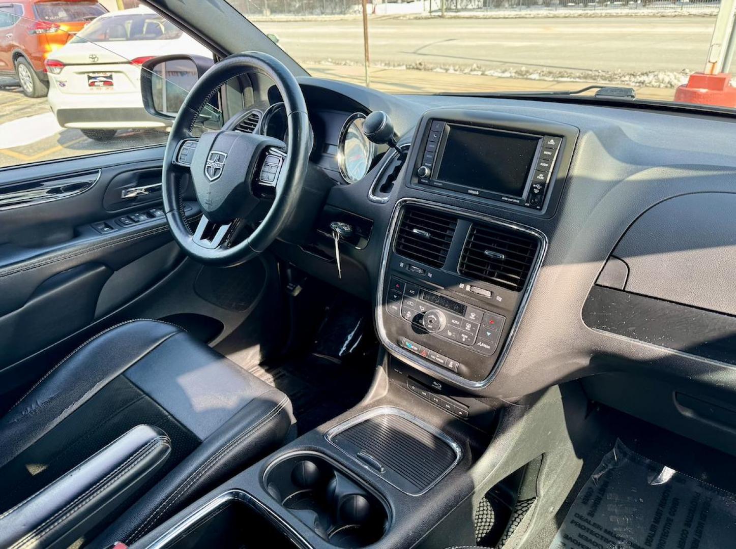 2015 GRAY Dodge Grand Caravan SXT (2C4RDGCG2FR) with an 3.6L V6 DOHC 24V engine, 6-Speed Automatic transmission, located at 7600 S Western Ave., Chicago, IL, 60620, (773) 918-3980, 0.000000, 0.000000 - Photo#8