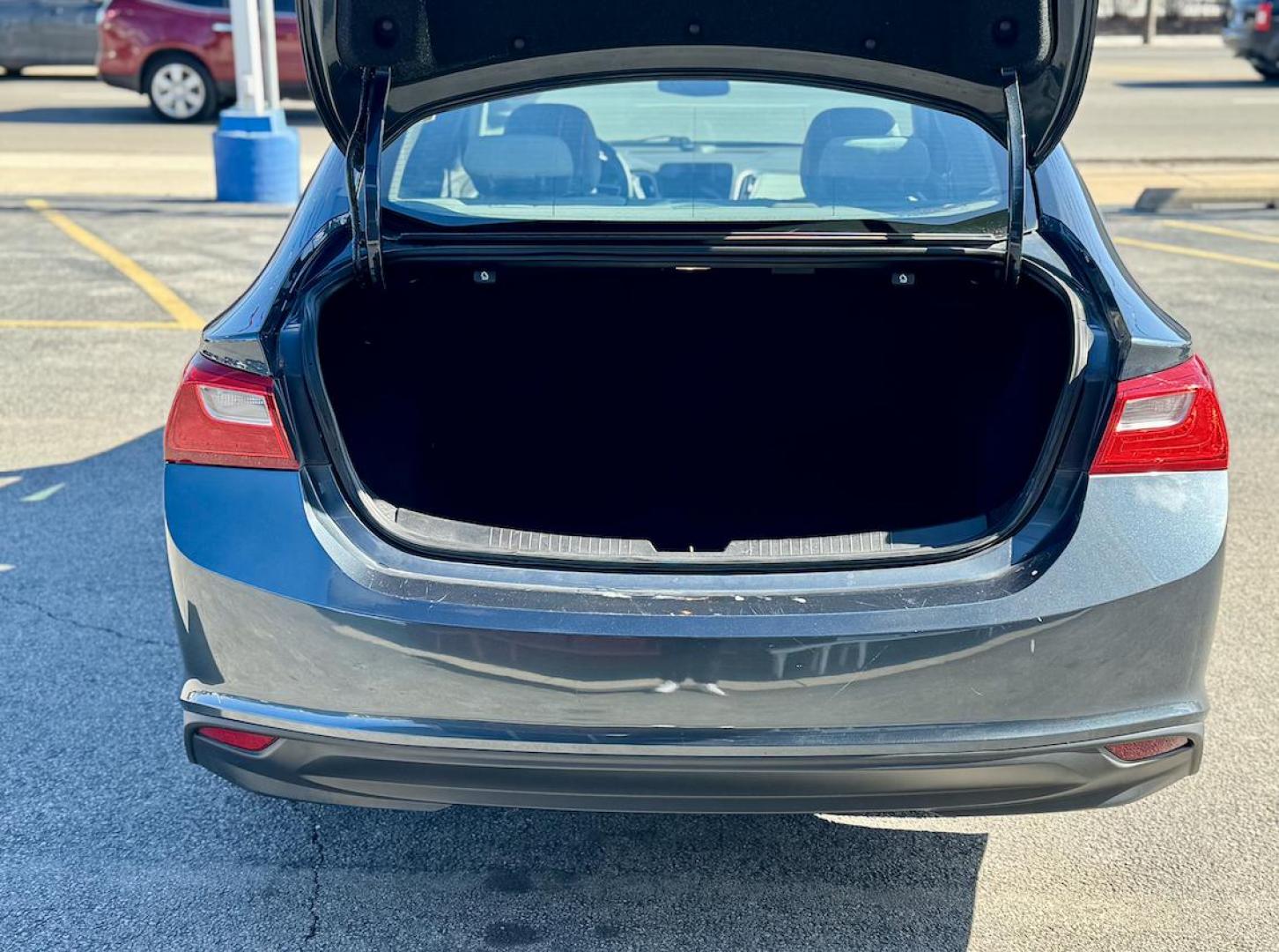 2019 GRAY Chevrolet Malibu 1FL (1G1ZC5ST7KF) with an 1.5L L4 DOHC 16V engine, 6A transmission, located at 7600 S Western Ave., Chicago, IL, 60620, (773) 918-3980, 0.000000, 0.000000 - Photo#4